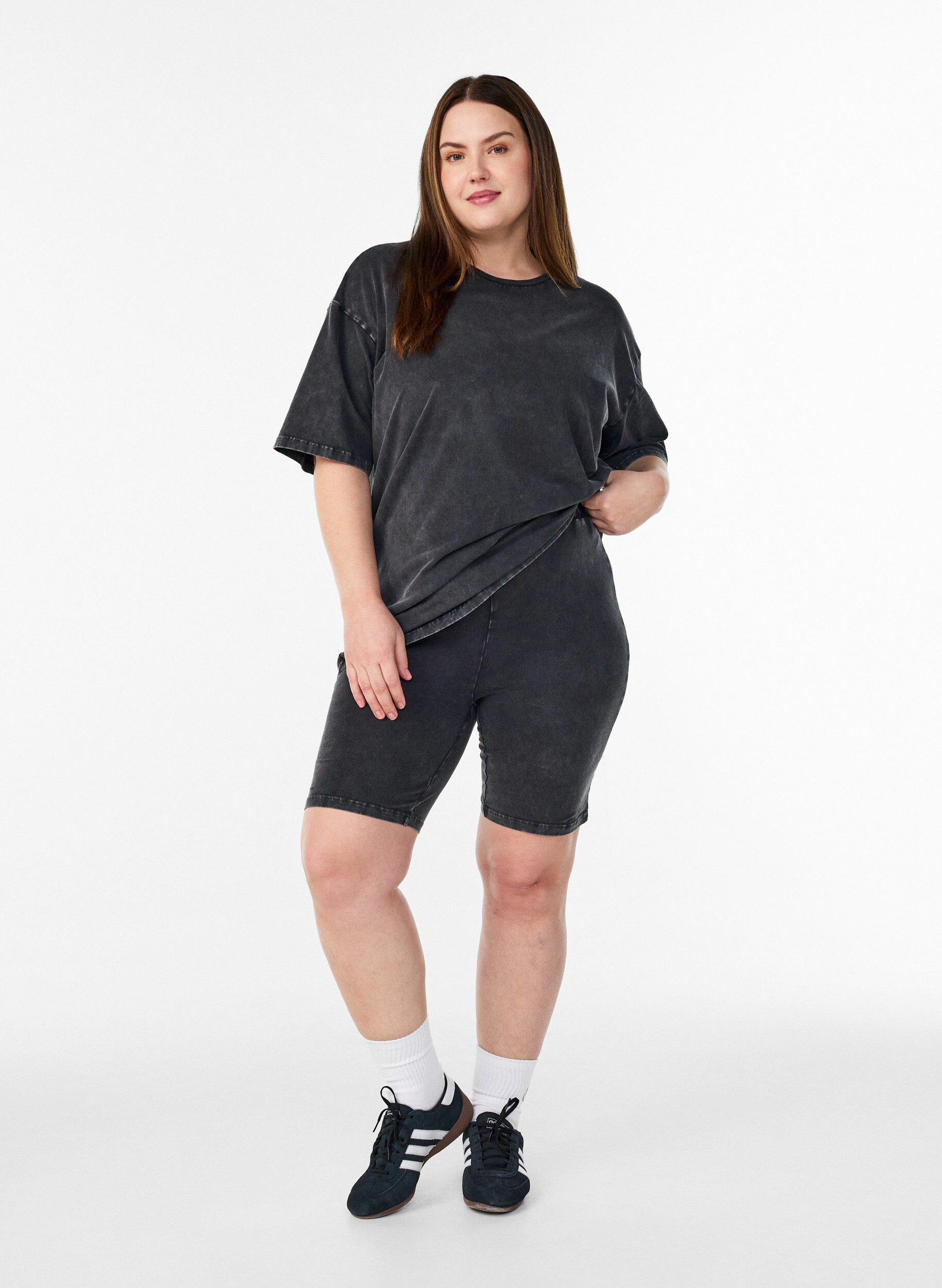 Zizzi Sportliches T-Shirt aus Baumwolle mit Washed-Effekt, Schwarz, Model image number 1