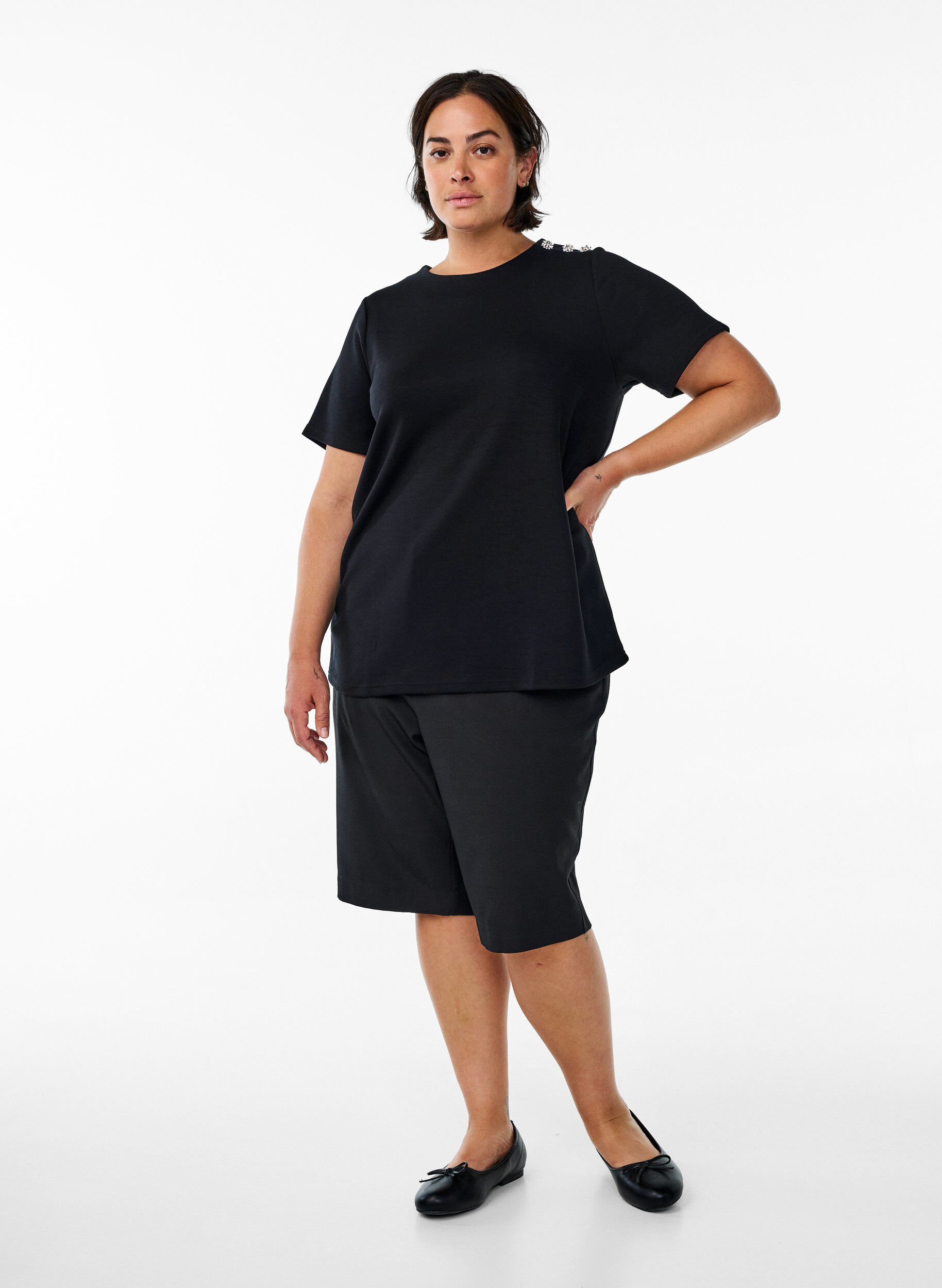 Zizzi Kurz&auml;rmelige Bluse mit Knopfdetail, Schwarz, Model image number 1