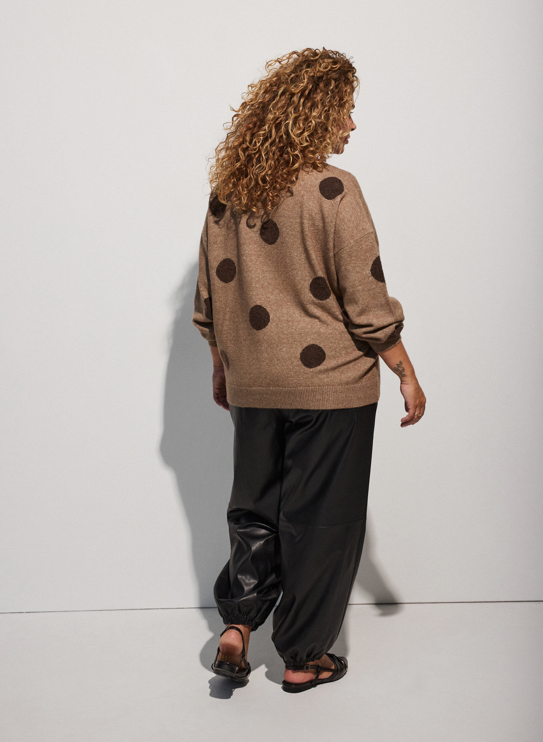 ZizziStrickbluse mit gepunktetem Muster, Braun, Model image number 2