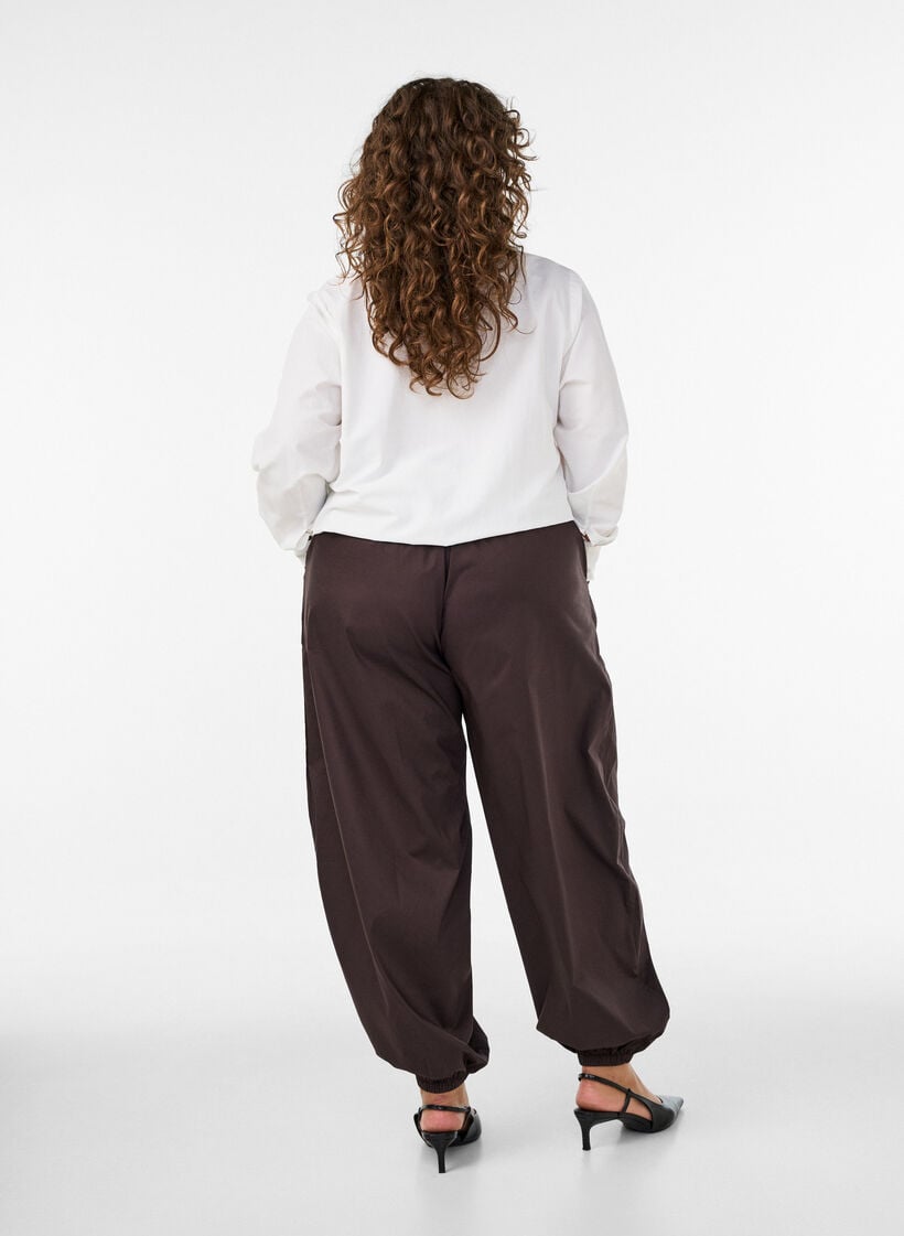 Ballonhose mit Taschen und elastischem Bund, Braun, Model
