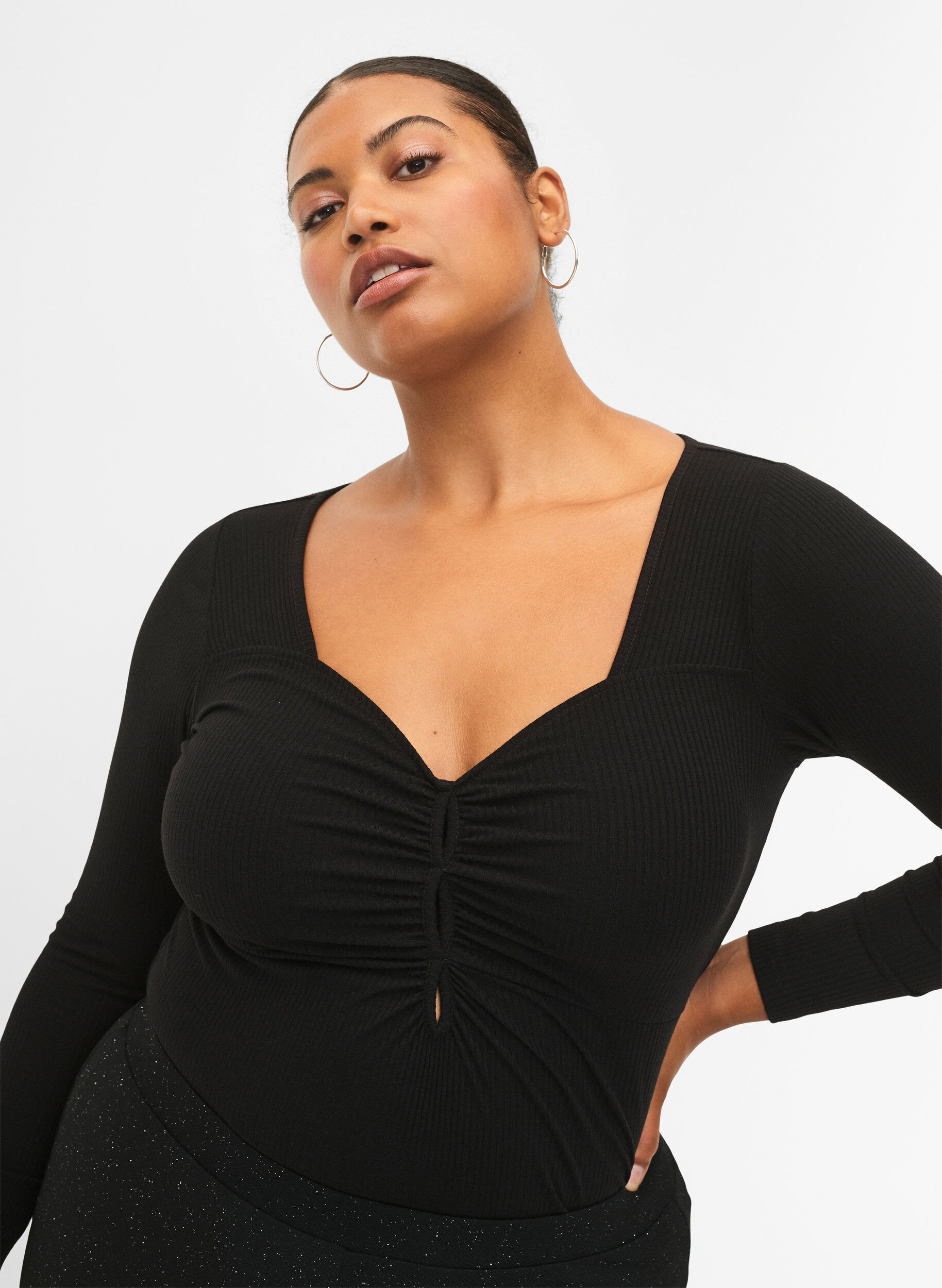 Zizzi Gerippte Bluse mit Loch-Detail, Black, Model image number 2