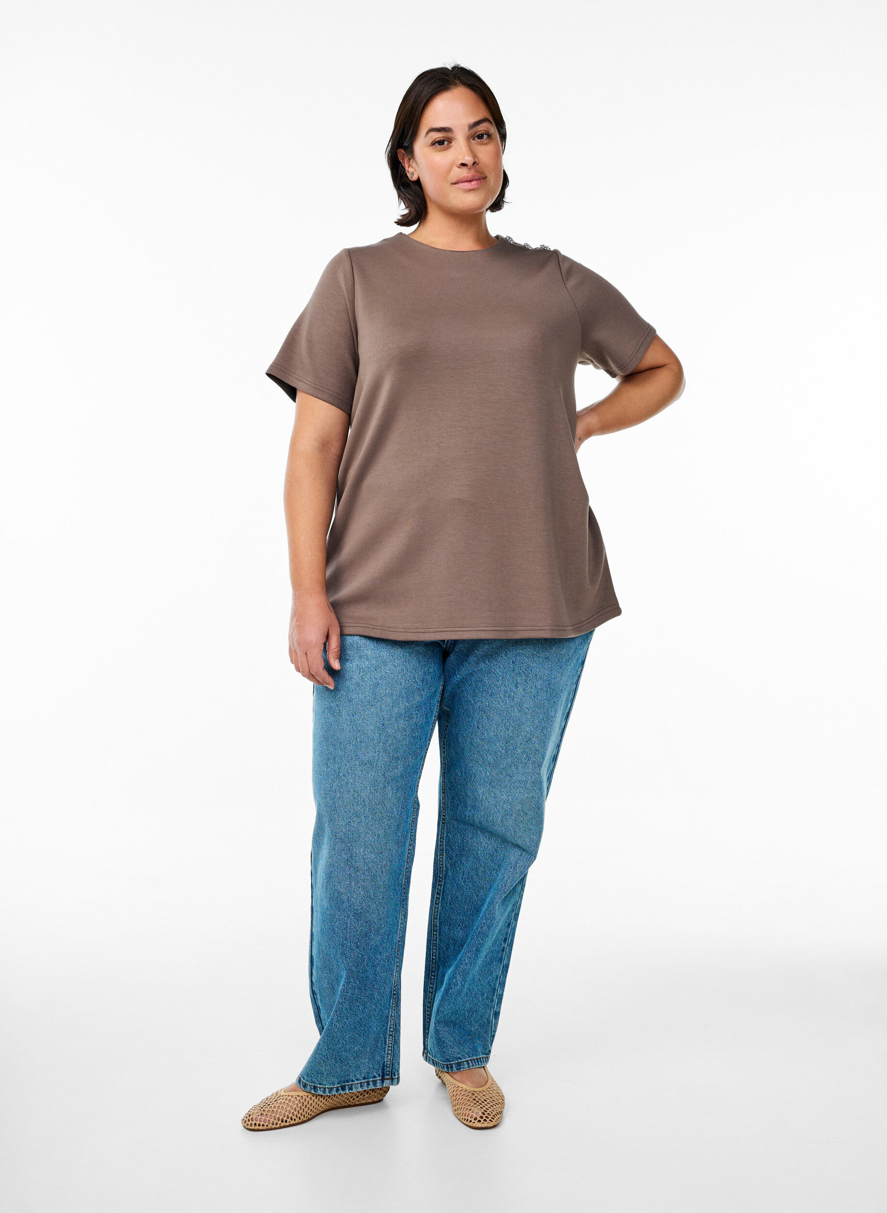 Zizzi Kurz&auml;rmelige Bluse mit Knopfdetail, Braun, Model image number 1