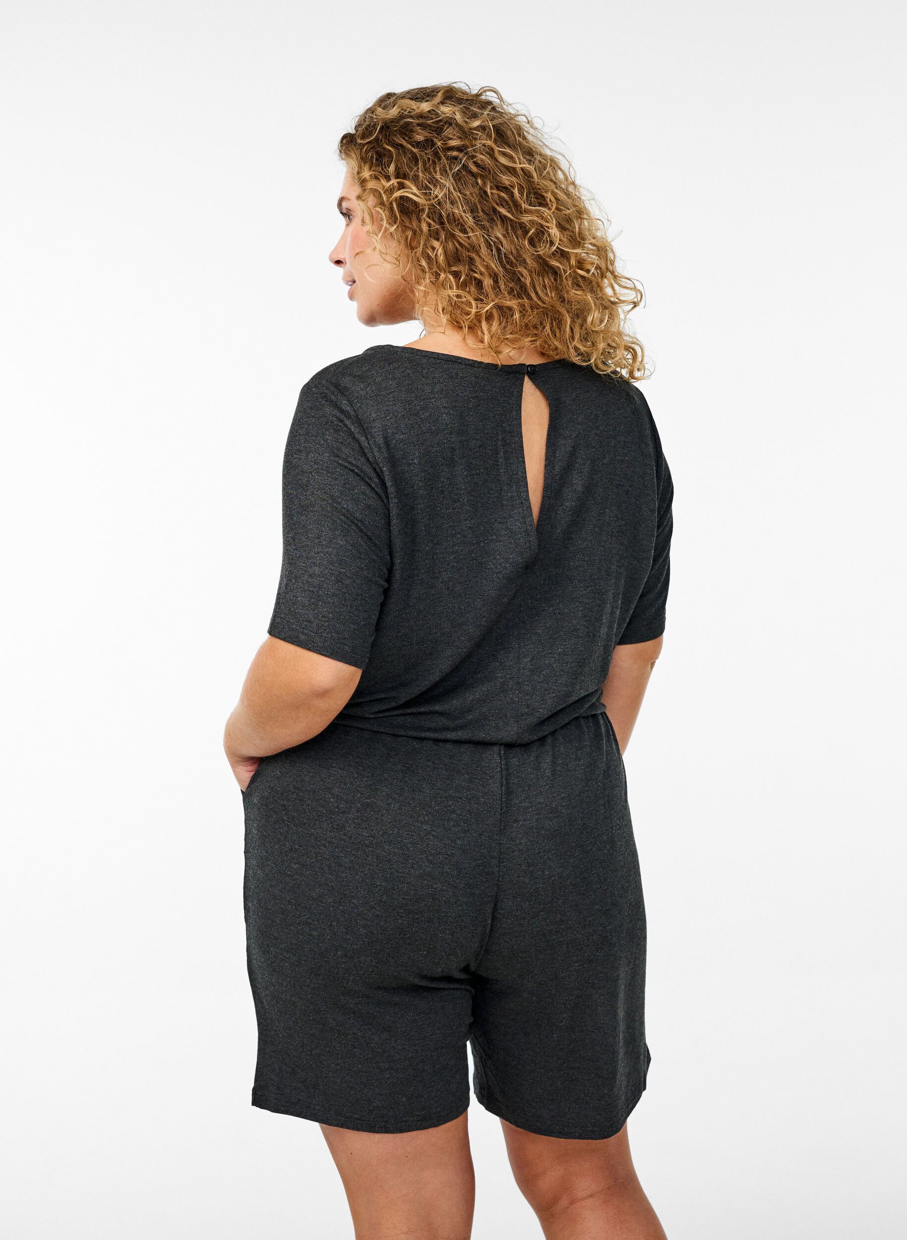 Zizzi Jumpsuit mit kurzen Beinen, Grau, Model image number 2