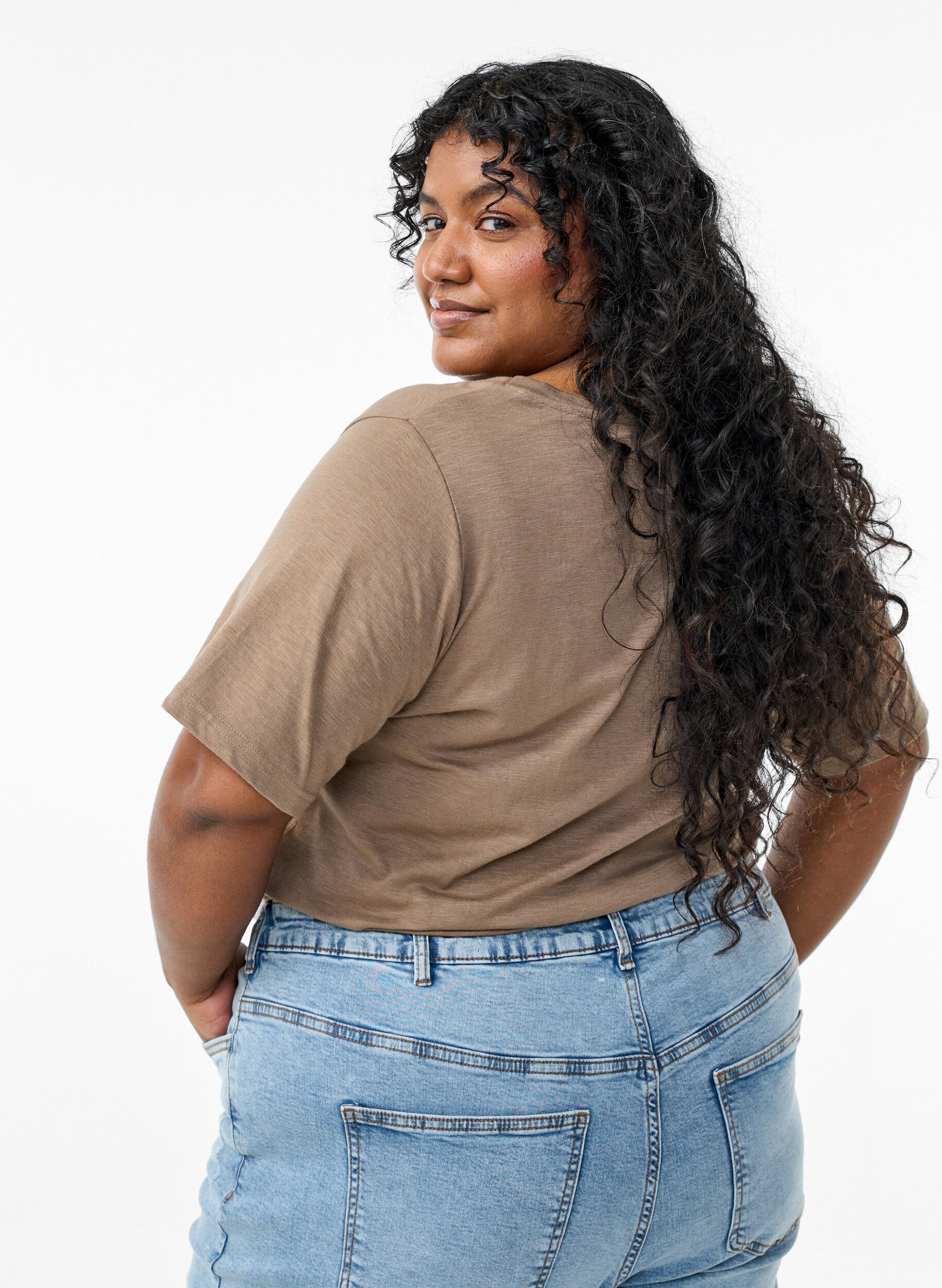 ZizziKurz&auml;rmeliges Basic T-Shirt mit V-Ausschnitt, Braun, Model image number 2
