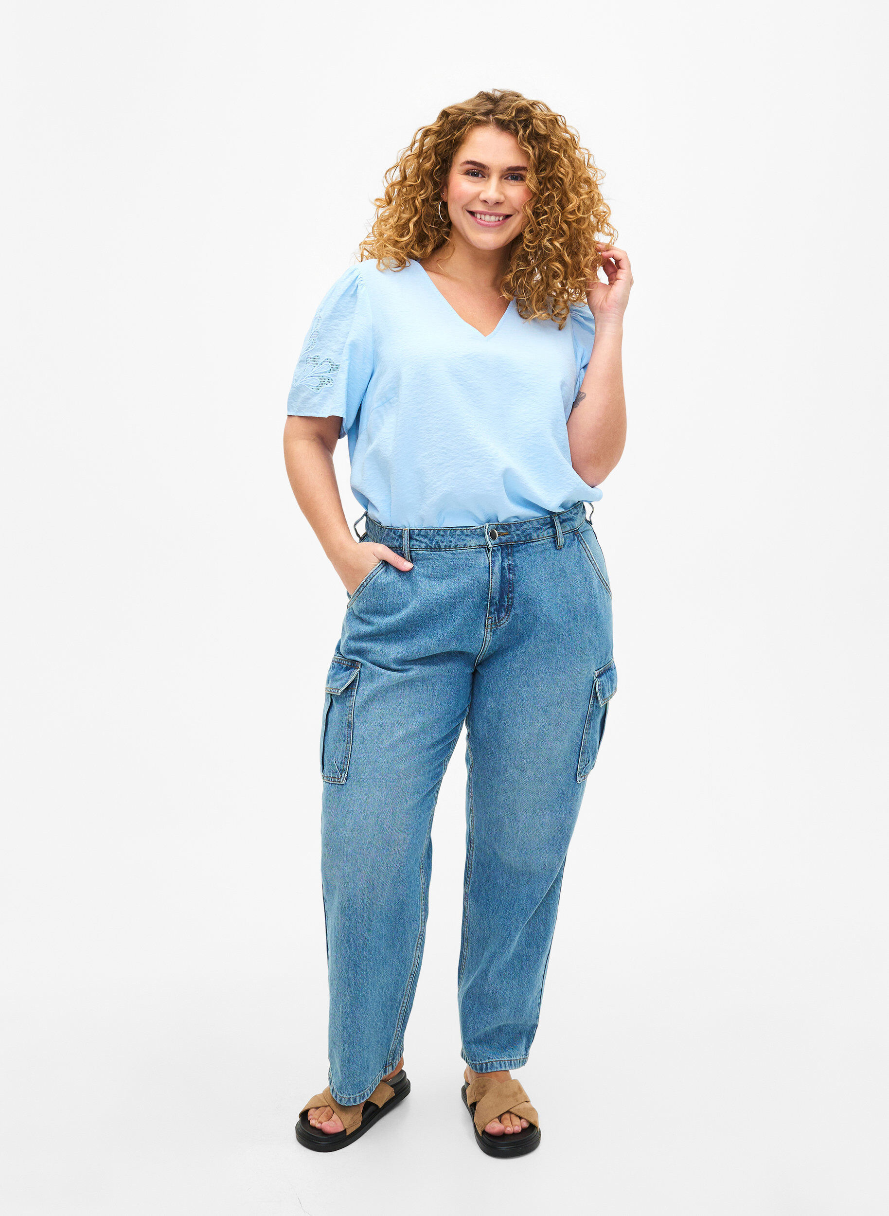 Zizzi  Kurzarm-Bluse aus Viskose mit Stickerei, Blau, Model image number 1