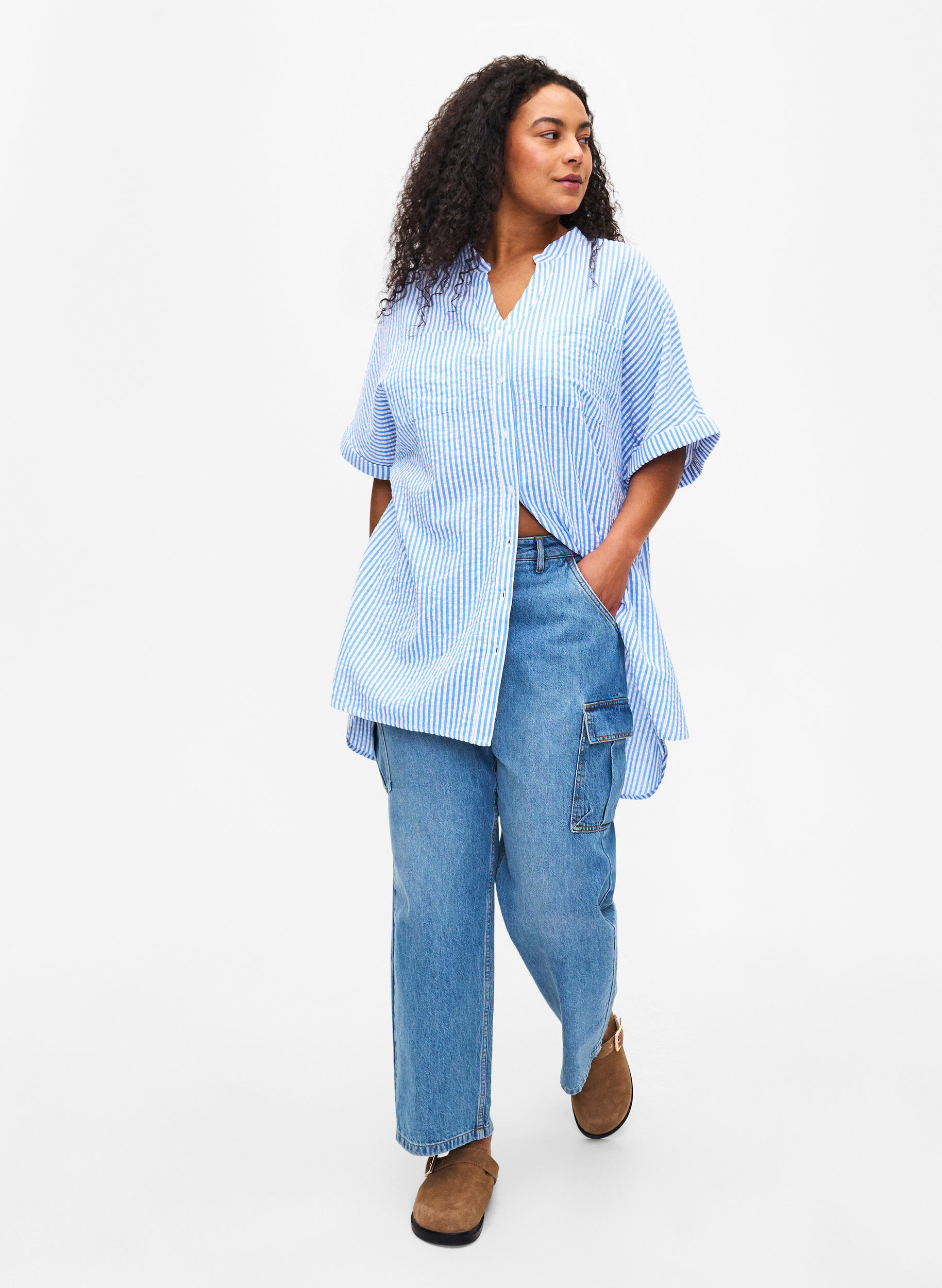 Zizzi Gestreiftes Hemd mit Brusttaschen, Light Blue Stripe , Model image number 2