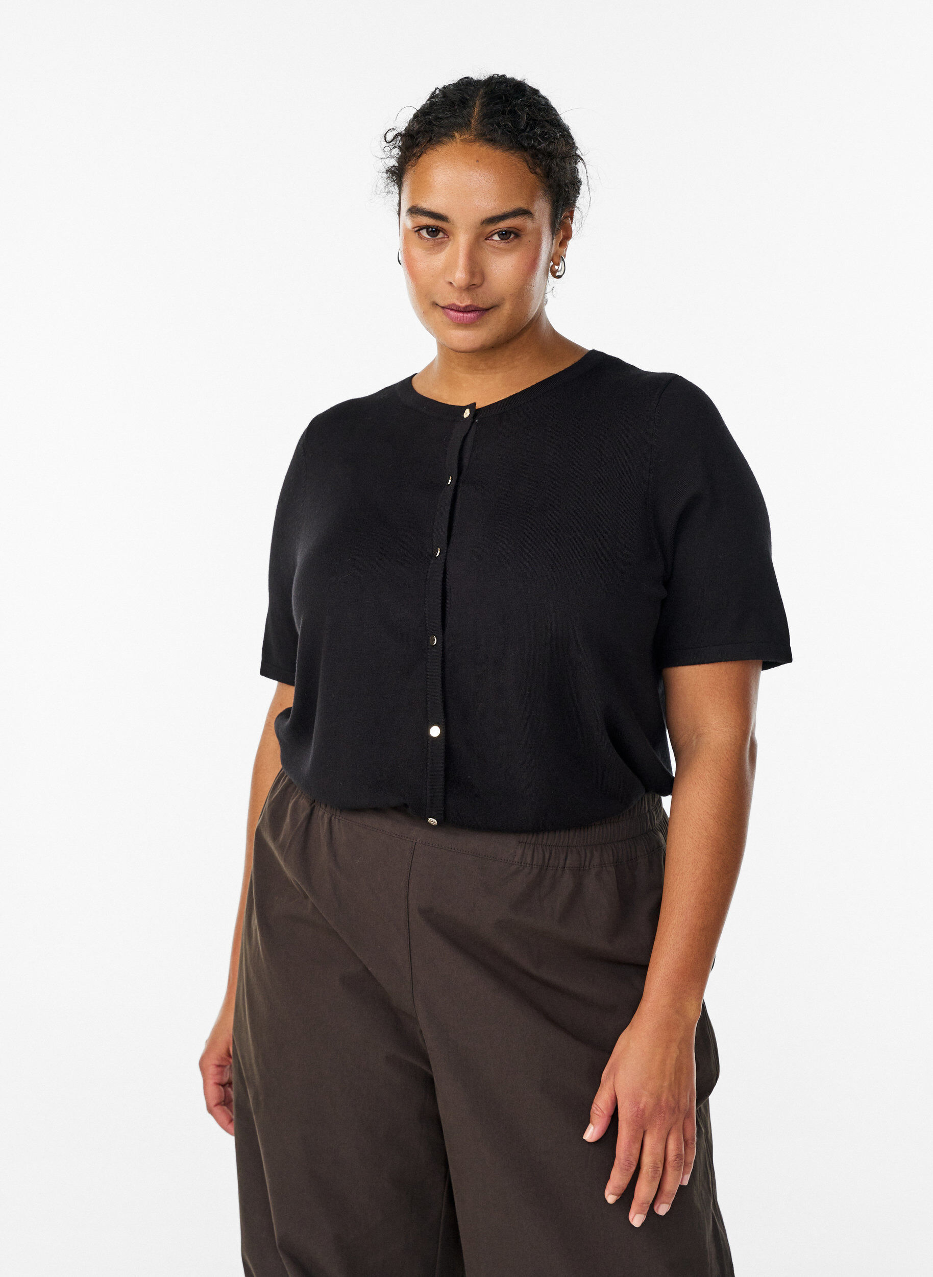 Kurz&auml;rmelige Strickjacke aus Viskose, Schwarz, Model