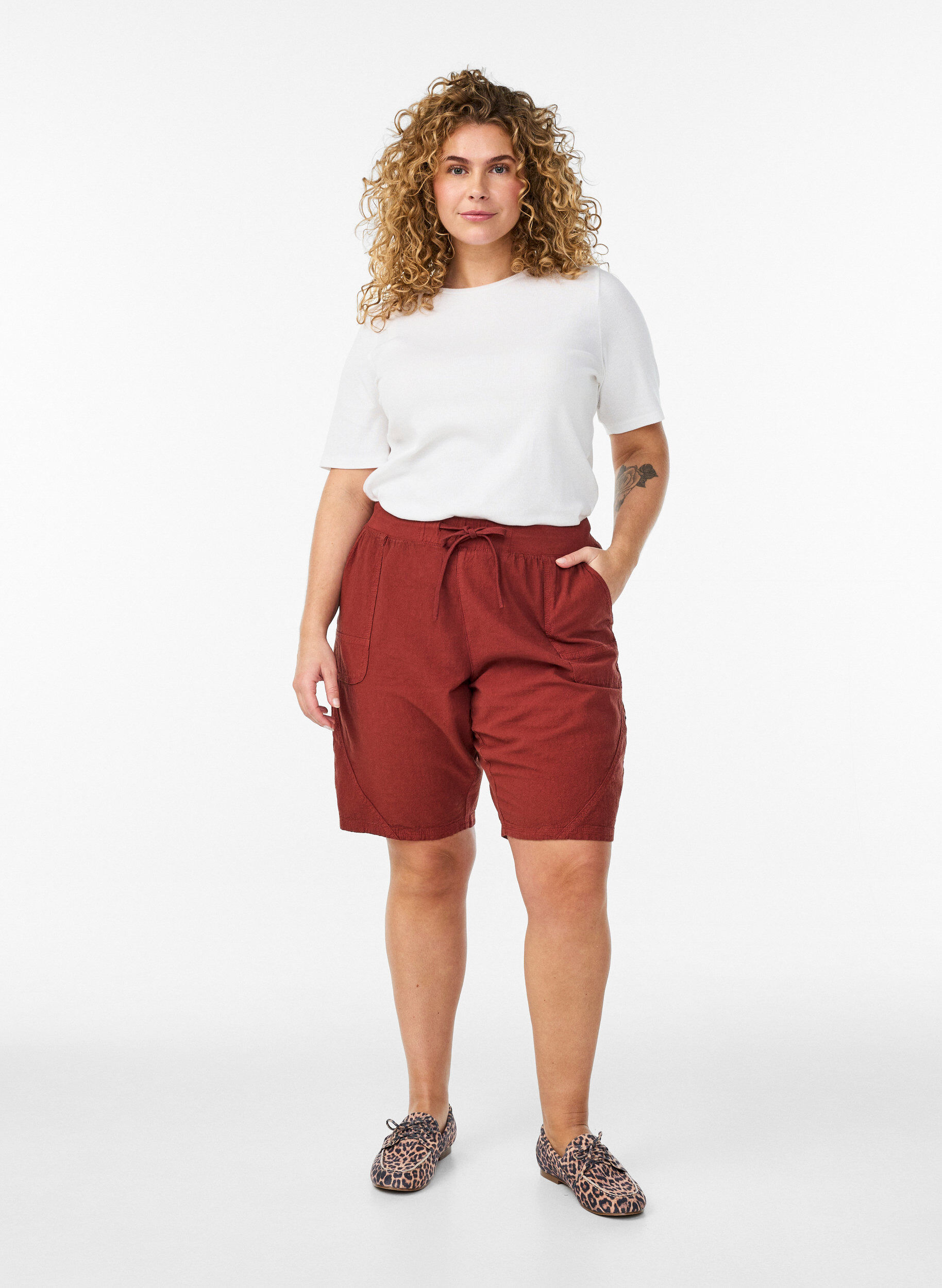 Zizzi Lockere Shorts aus Baumwolle mit Taschen, Rot, Model image number 1