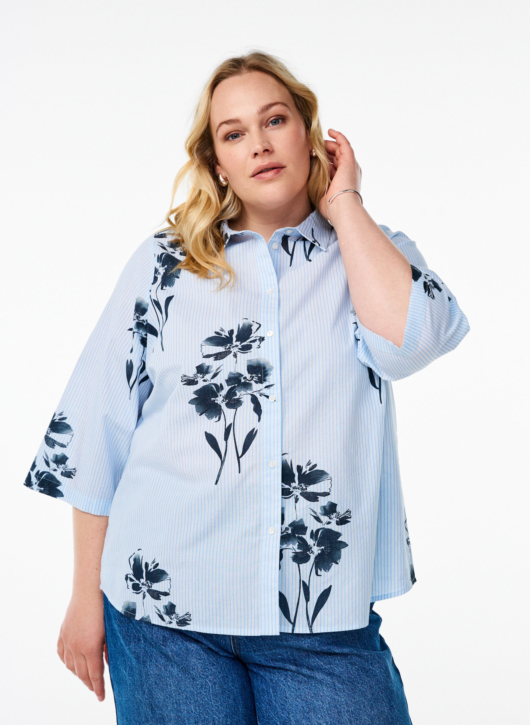 Gestreiftes Shirt mit Blumenprint und 3/4-&Auml;rmeln, Blau, Model