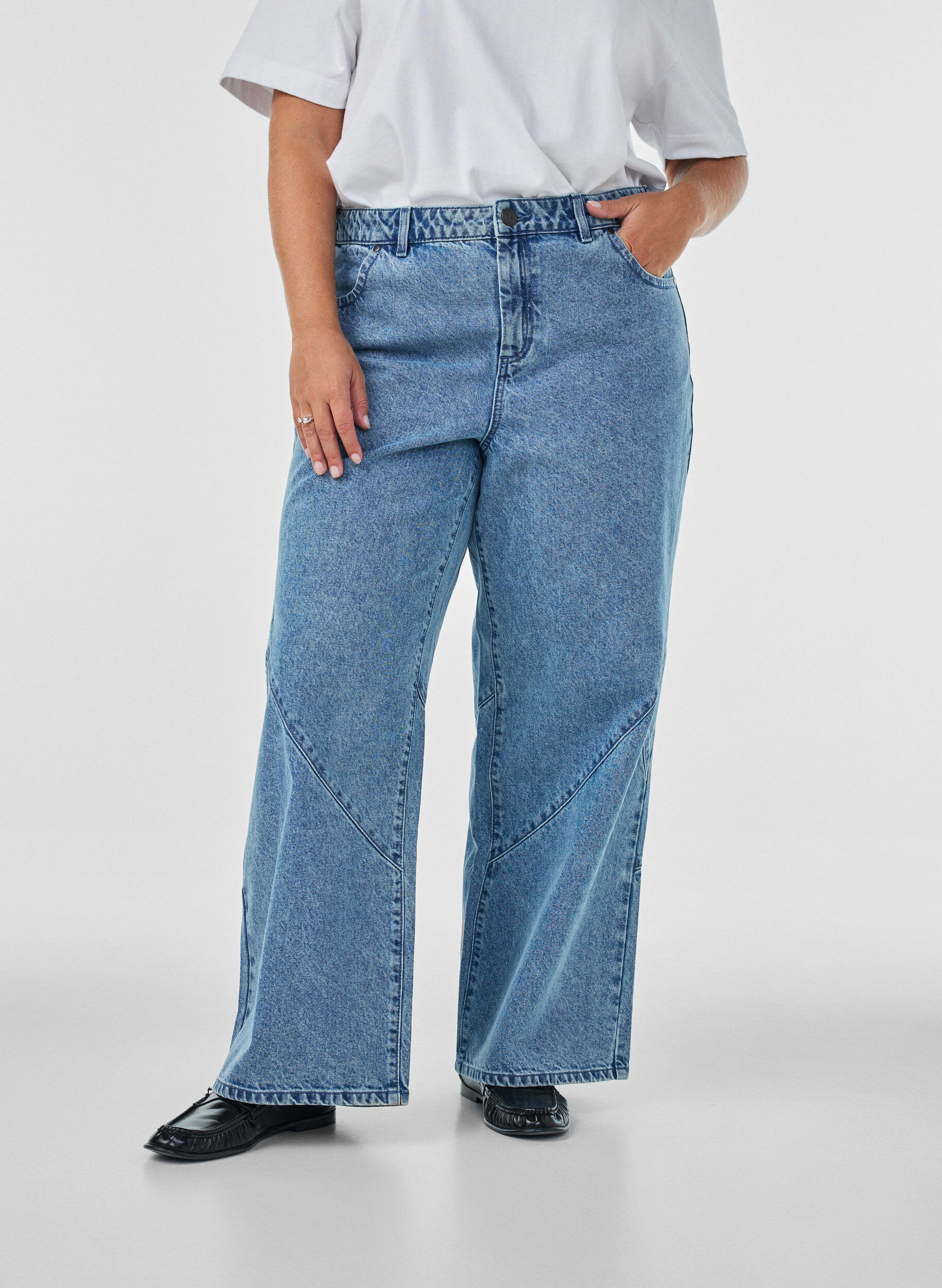 ZizziJeans in weiter Passform mit Nahtdetails, Blau, Model image number 2