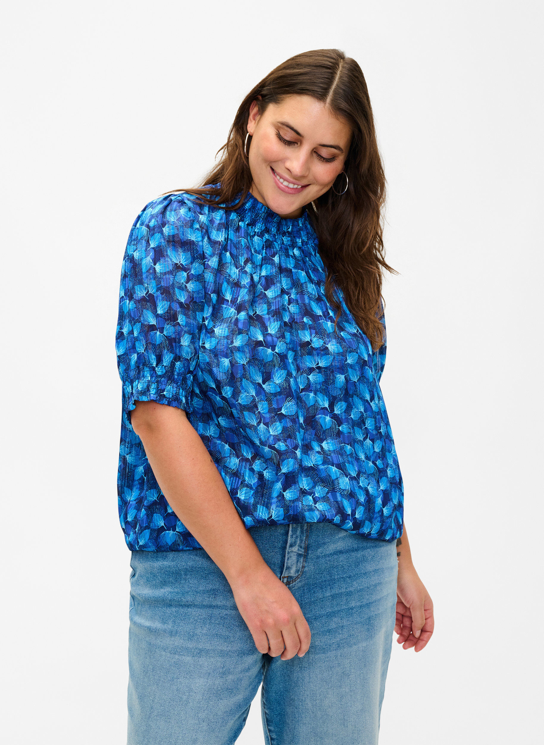 Zizzi Kurz&auml;rmelige gesmokte Bluse mit Print, Navy Blazer Leaf AOP, Model image number 0