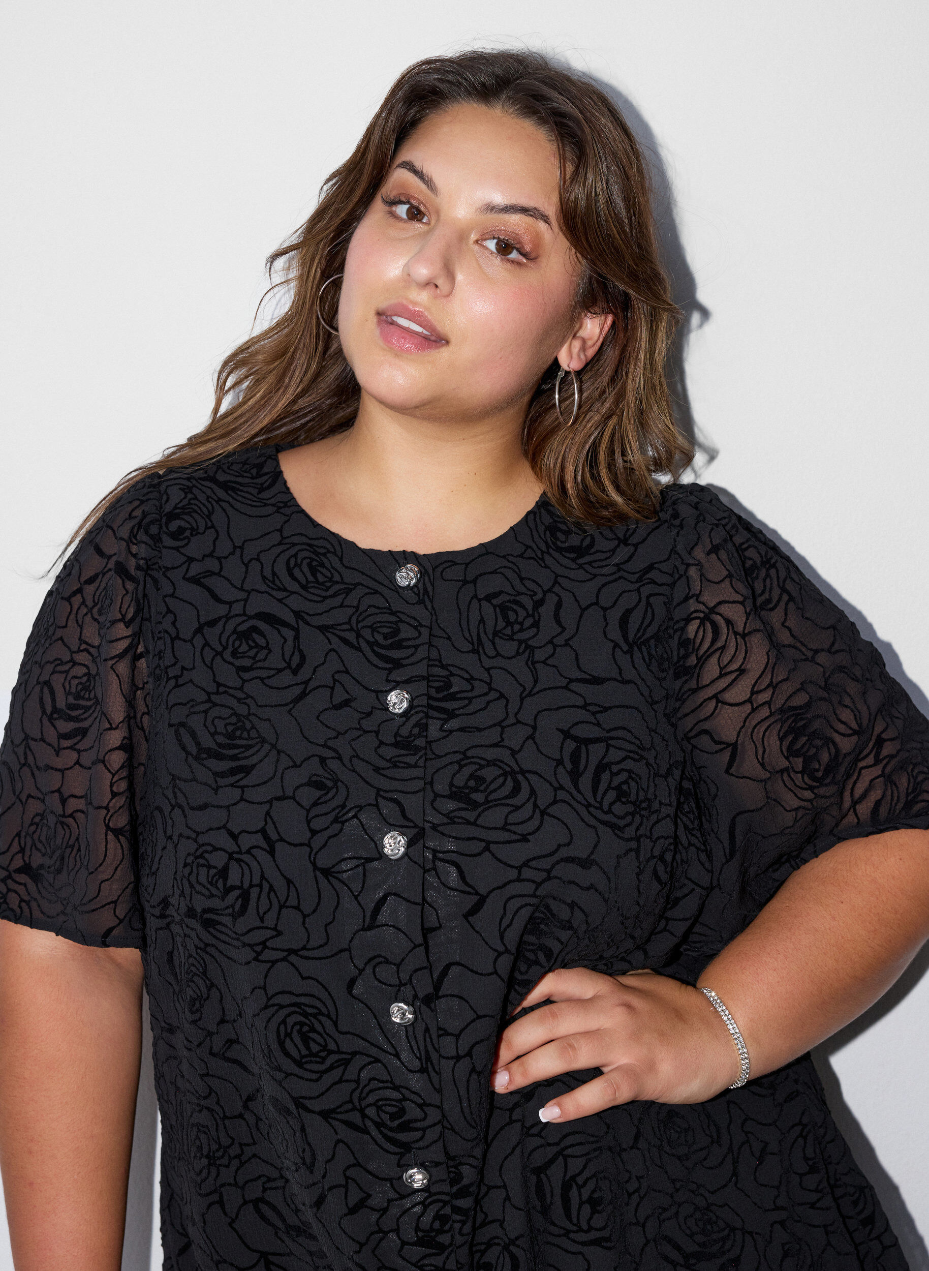 ZizziKurzes Kleid mit Rosenprint und Kn&ouml;pfen, Schwarz, Model image number 3