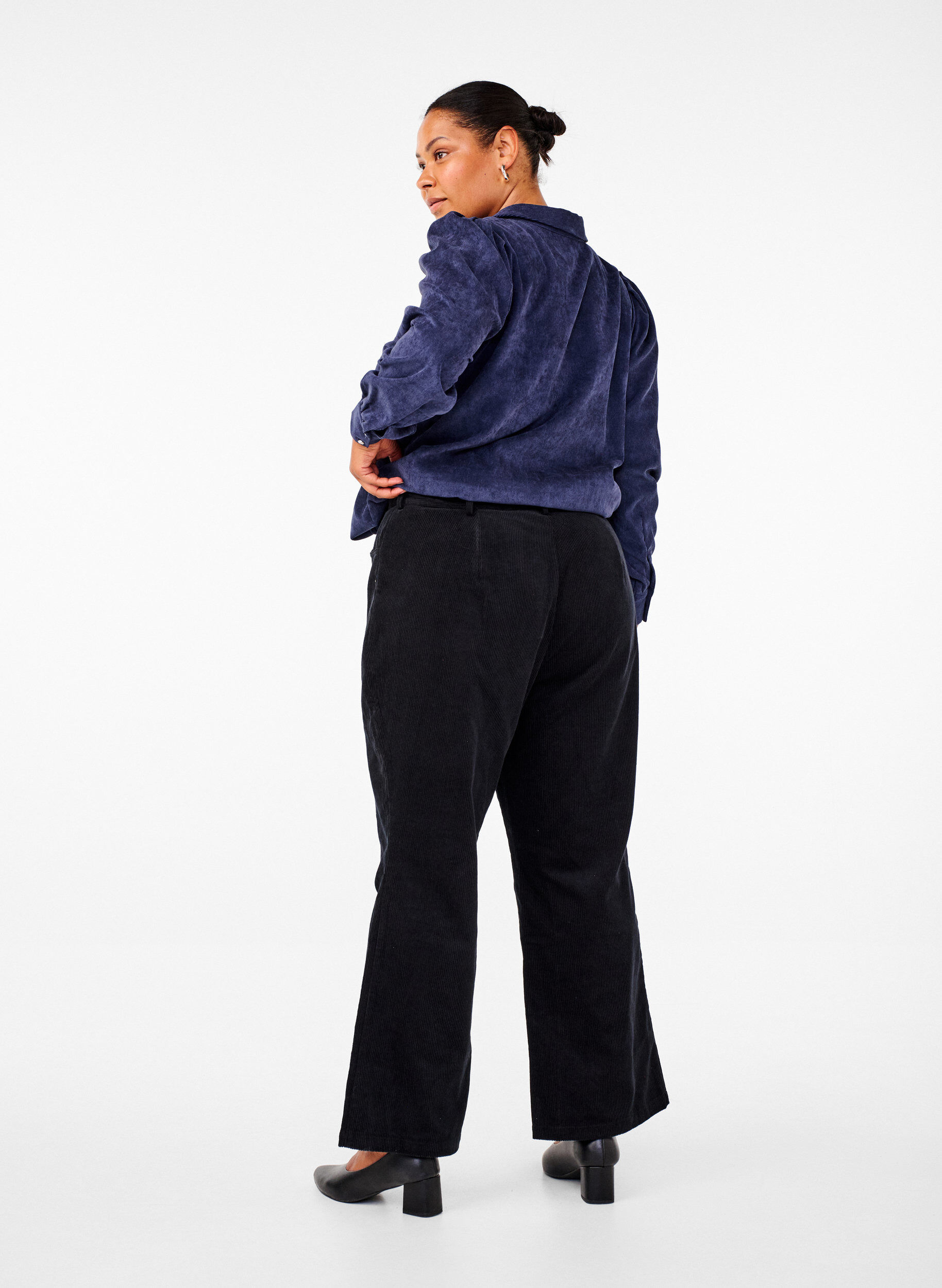Zizzi Bootcut-Cordhose mit hohem Taille, Schwarz, Model image number 1