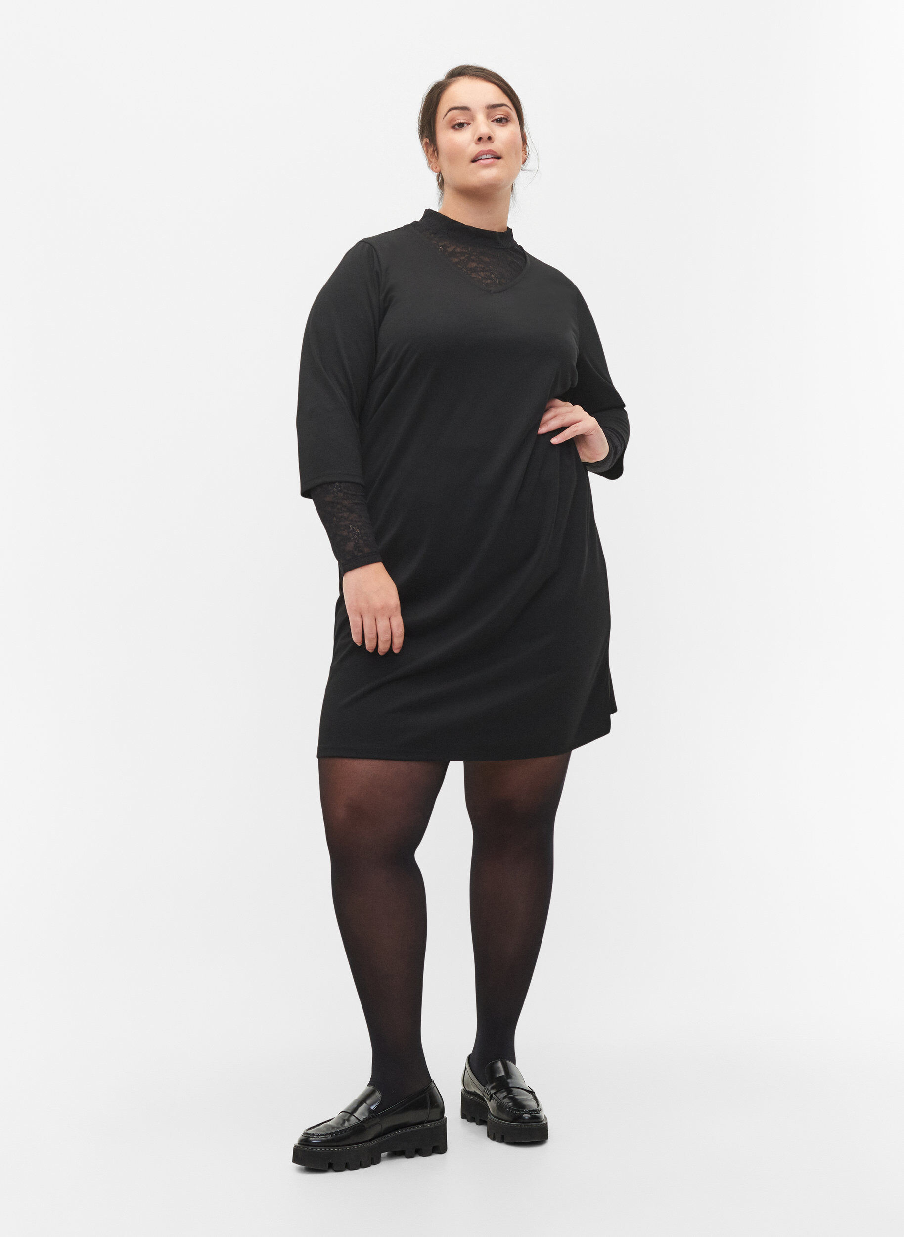 Zizzi Einfarbiges Kleid mit V-Ausschnitt und 3/4 &Auml;rmeln, Black, Model image number 2