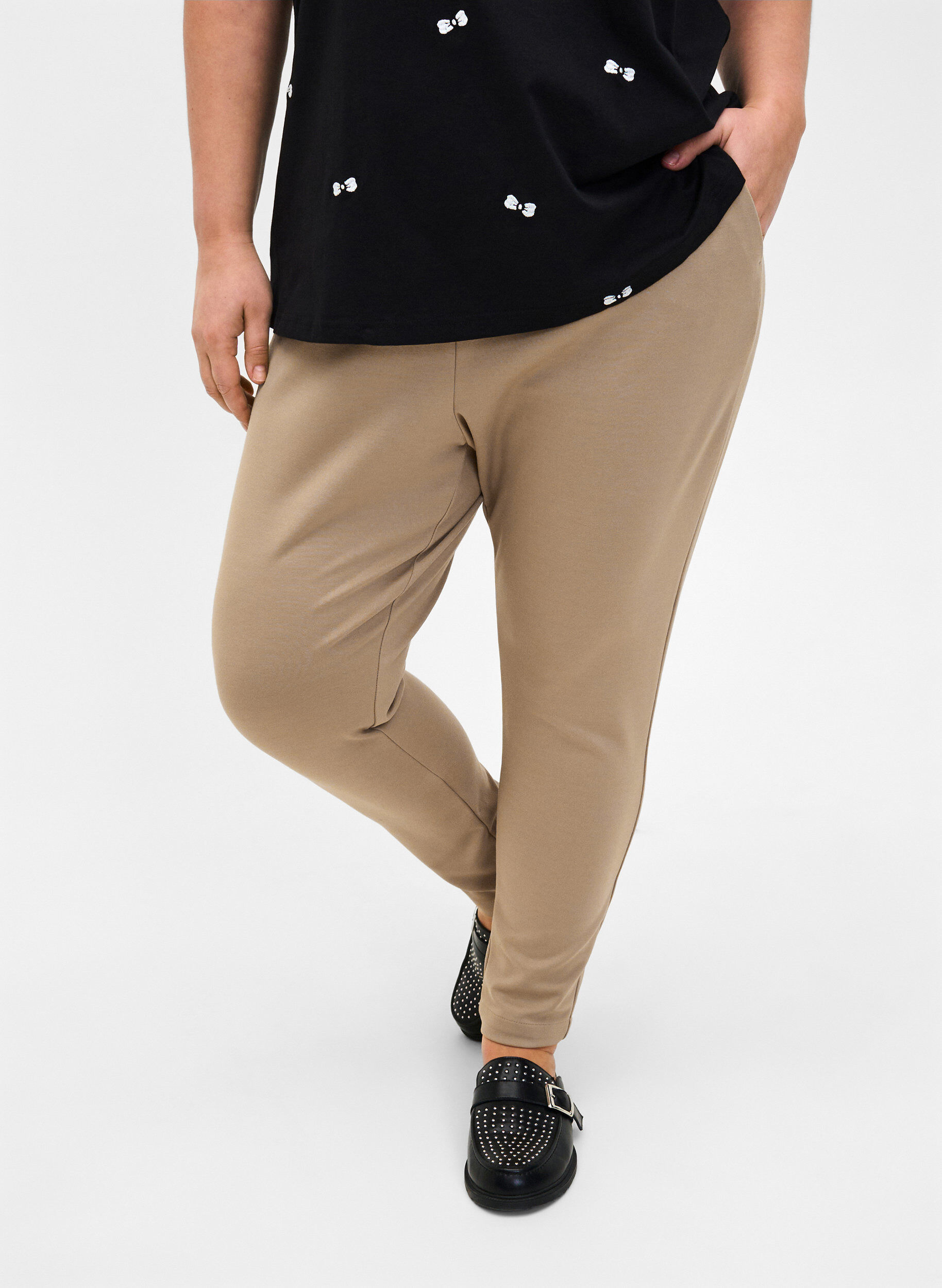 Zizzi Cropped-Hose mit Taschen, Beige, Model image number 2