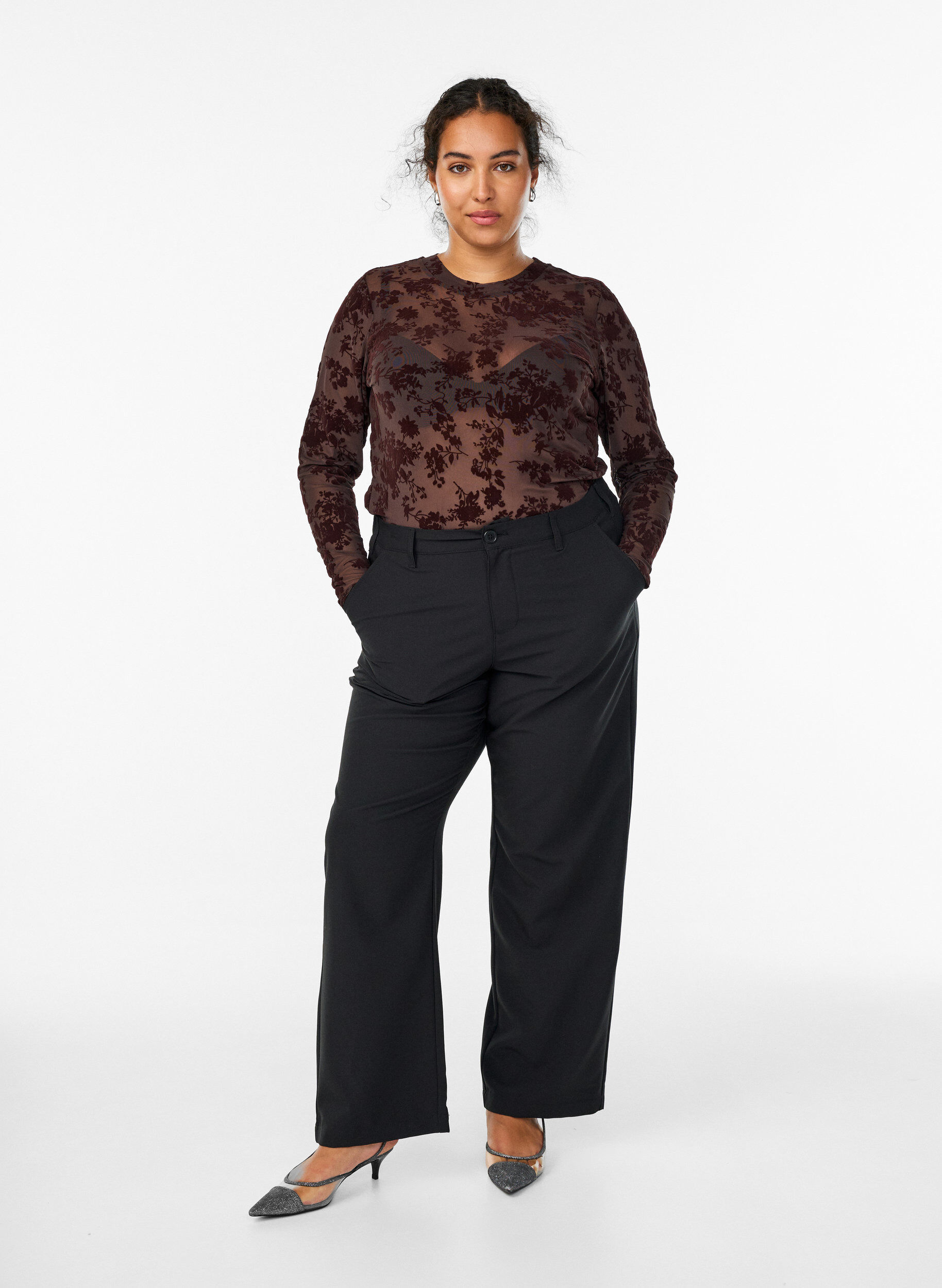 Zizzi Meshbluse mit Blumenmuster, Braun, Model image number 1