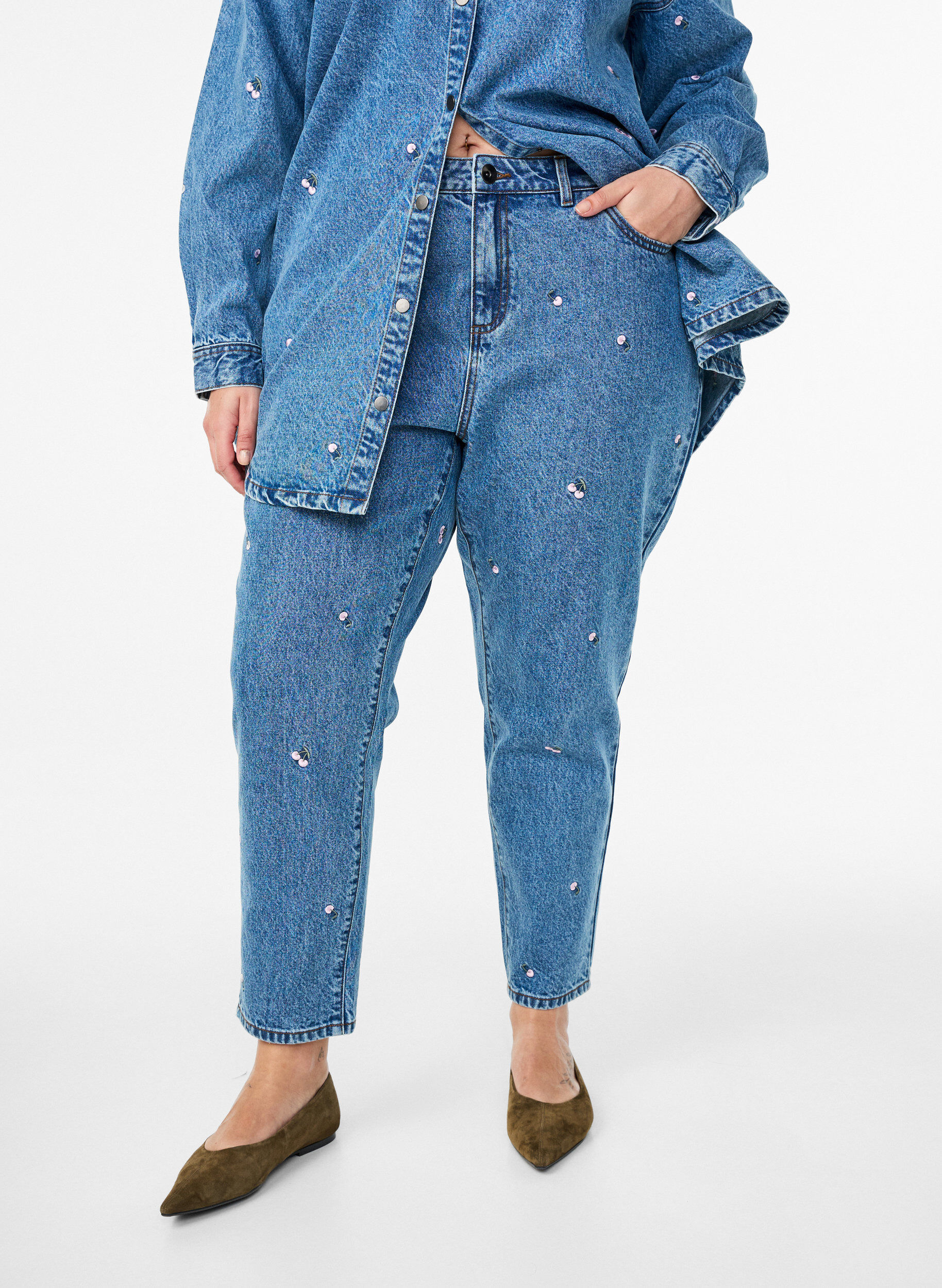 Zizzi Mille Mom Fit Jeans mit Stickerei, Blau, Model image number 2