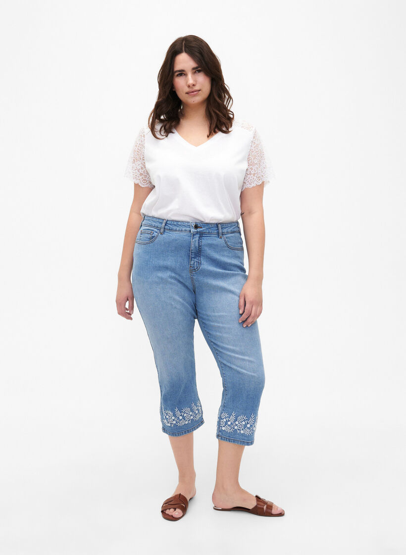  Amy Capri-Hosen mit hoher Taille und Stickerei, Light blue denim, Model image number 4
