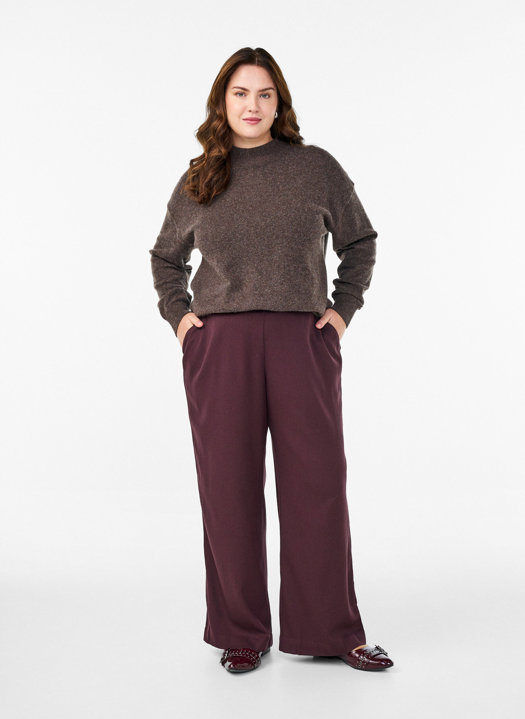 Weite Hose mit hoher Taille, Dunkles Bordeaux, Model