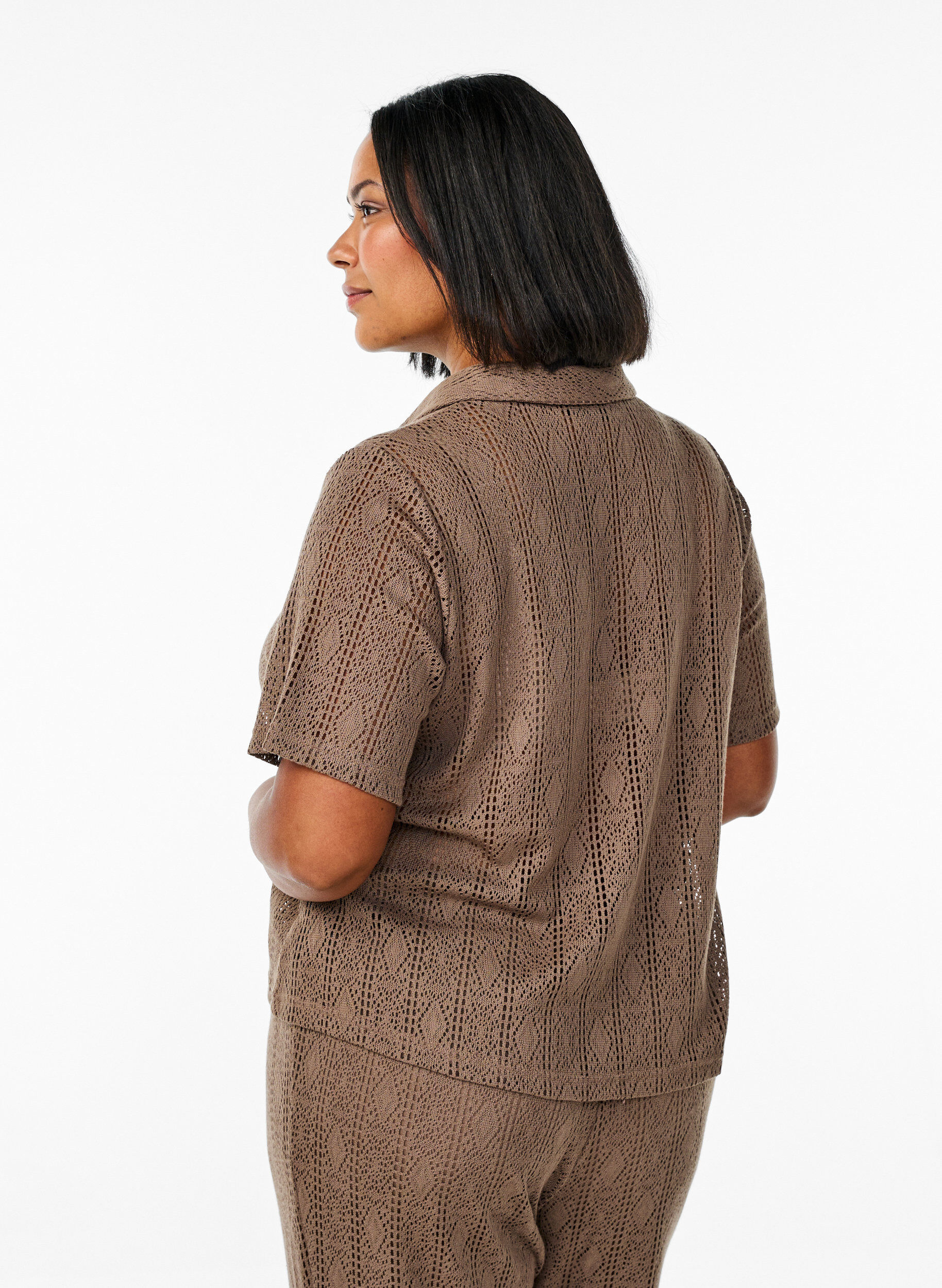 Zizzi Bluse mit kurzen &Auml;rmeln und Lochmuster, Braun, Model image number 2