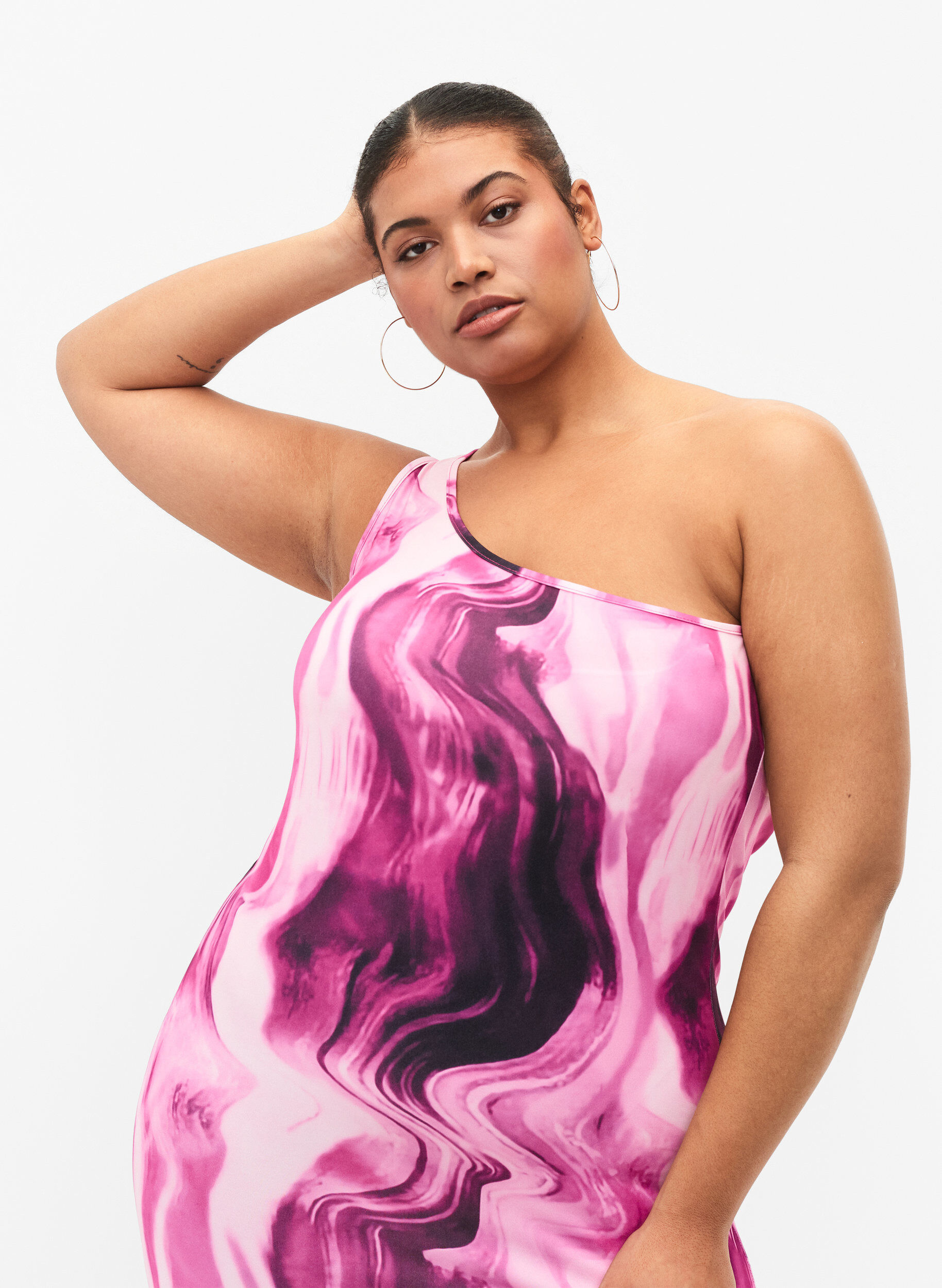 Zizzi Eng anliegendes One-Shoulder Kleid mit Print, Raspberry Rose AOP, Model image number 2