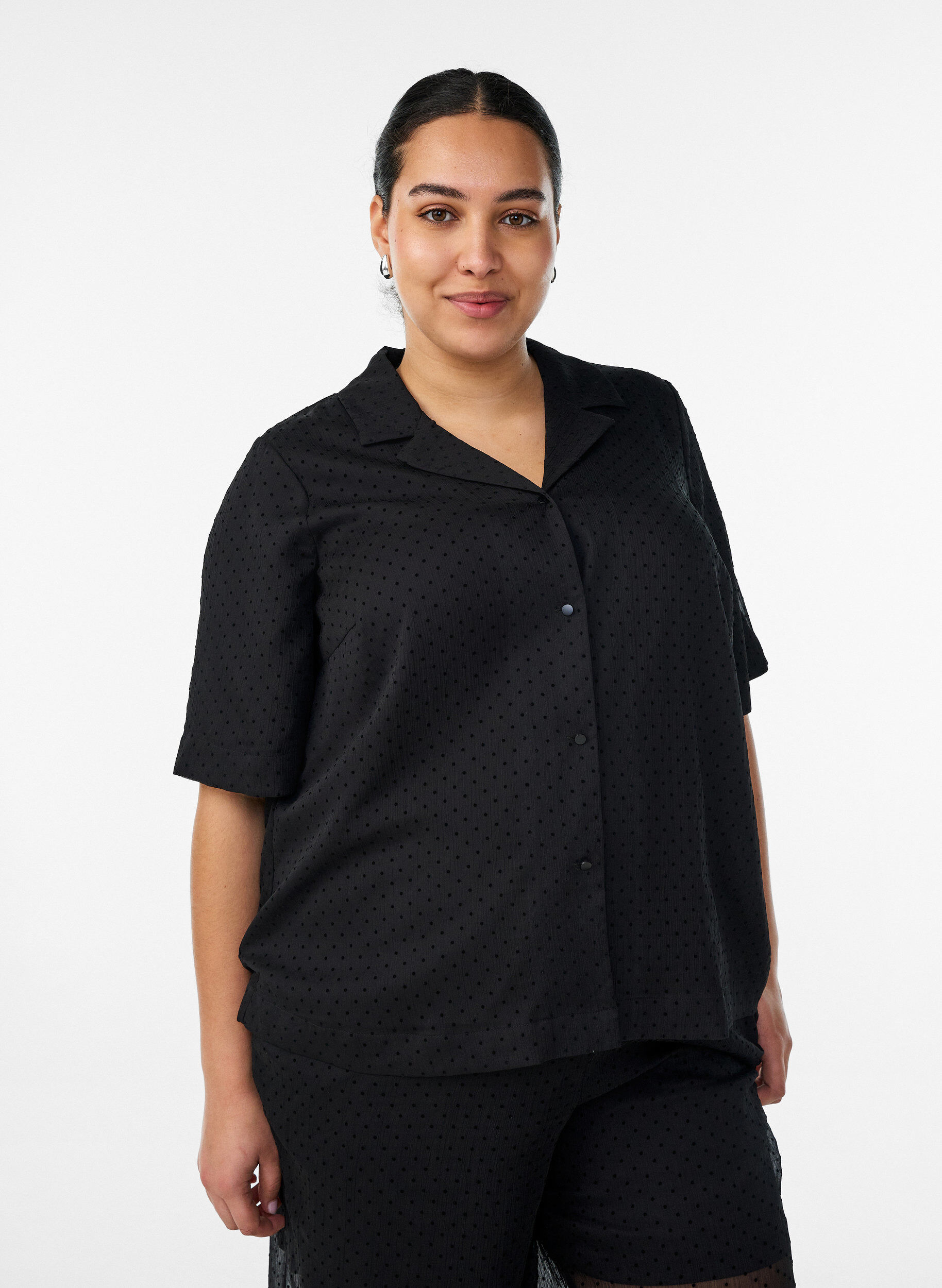 Gepunktete Hemdbluse mit Revers, Schwarz, Model