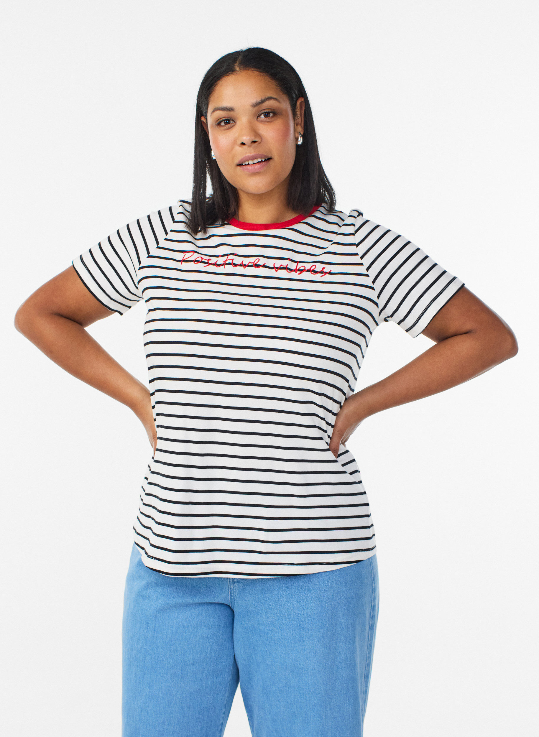 Zizzi Gestreiftes T-Shirt aus Baumwolle mit aufgesticktem Text, Vanille, Model image number 0