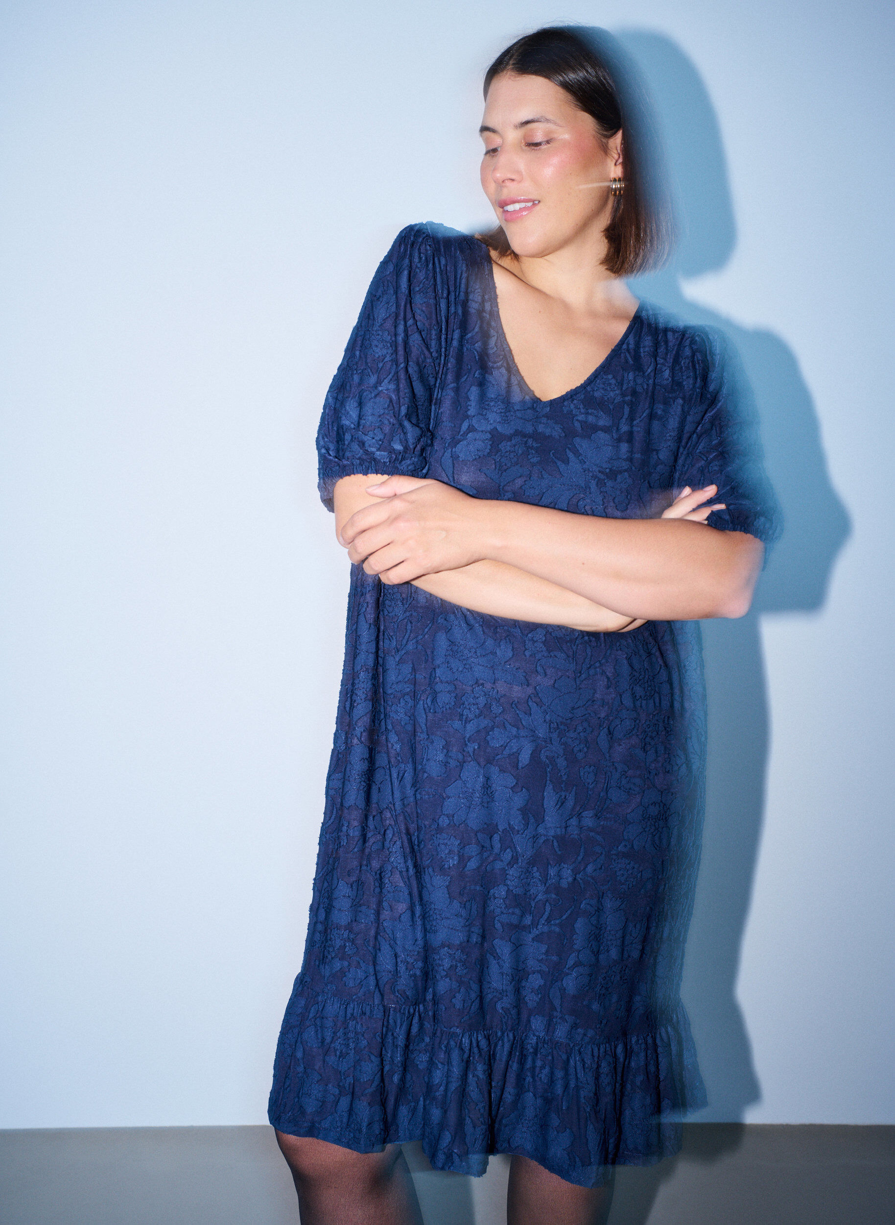 ZizziKleid mit floraler Struktur und R&uuml;schenbesatz, Blau, Model image number 3