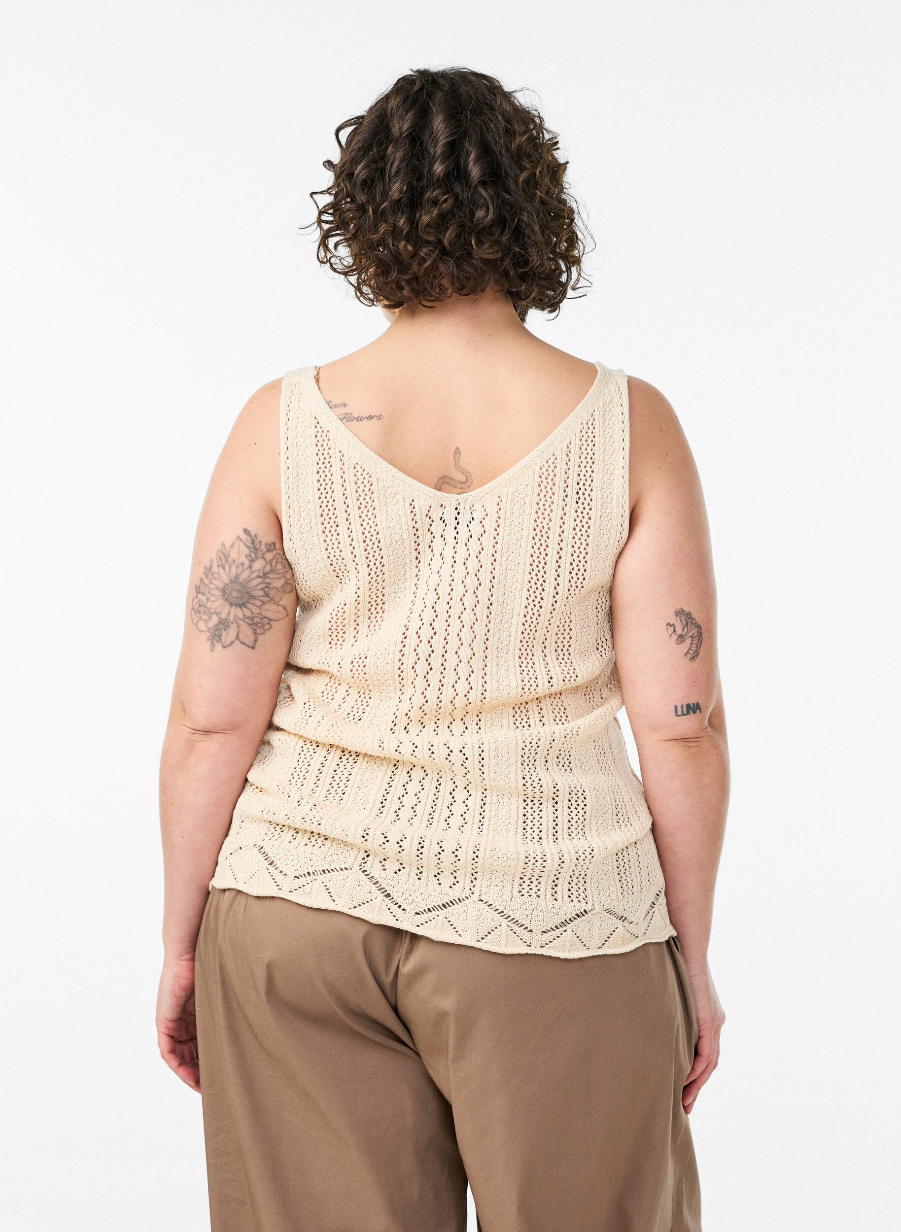 Zizzi Stricktop mit Lochstickerei und V-Ausschnitt, Beige, Model image number 2