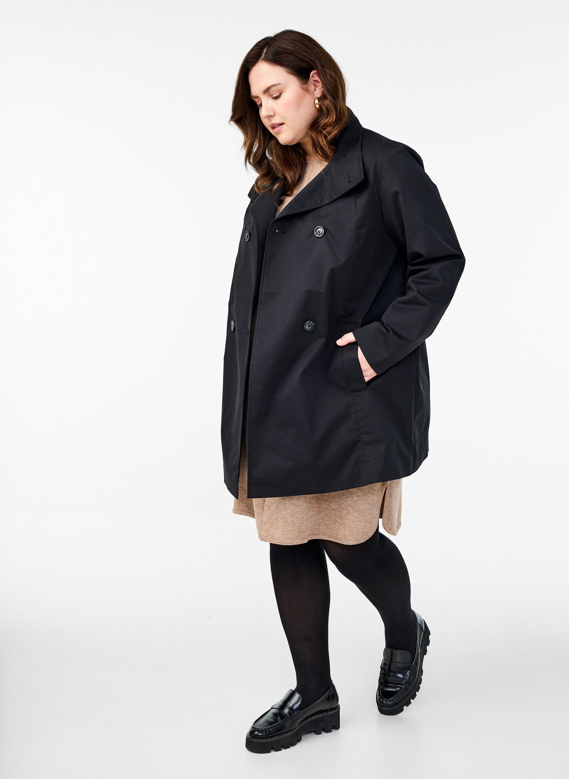 Zizzi Fr&uuml;hlingsjacke aus wasserabweisendem Material mit A-Linie, Schwarz, Model image number 1