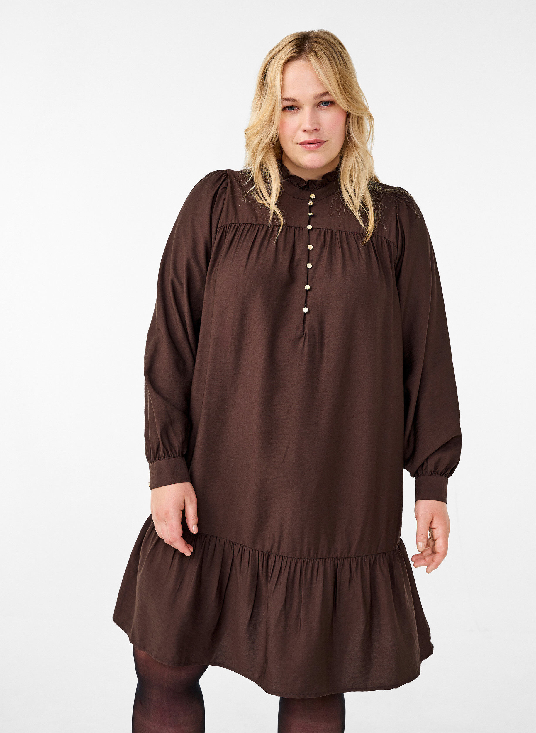 Zizzi Kurzes Kleid mit R&uuml;schenkragen, Seal Brown, Model image number 0