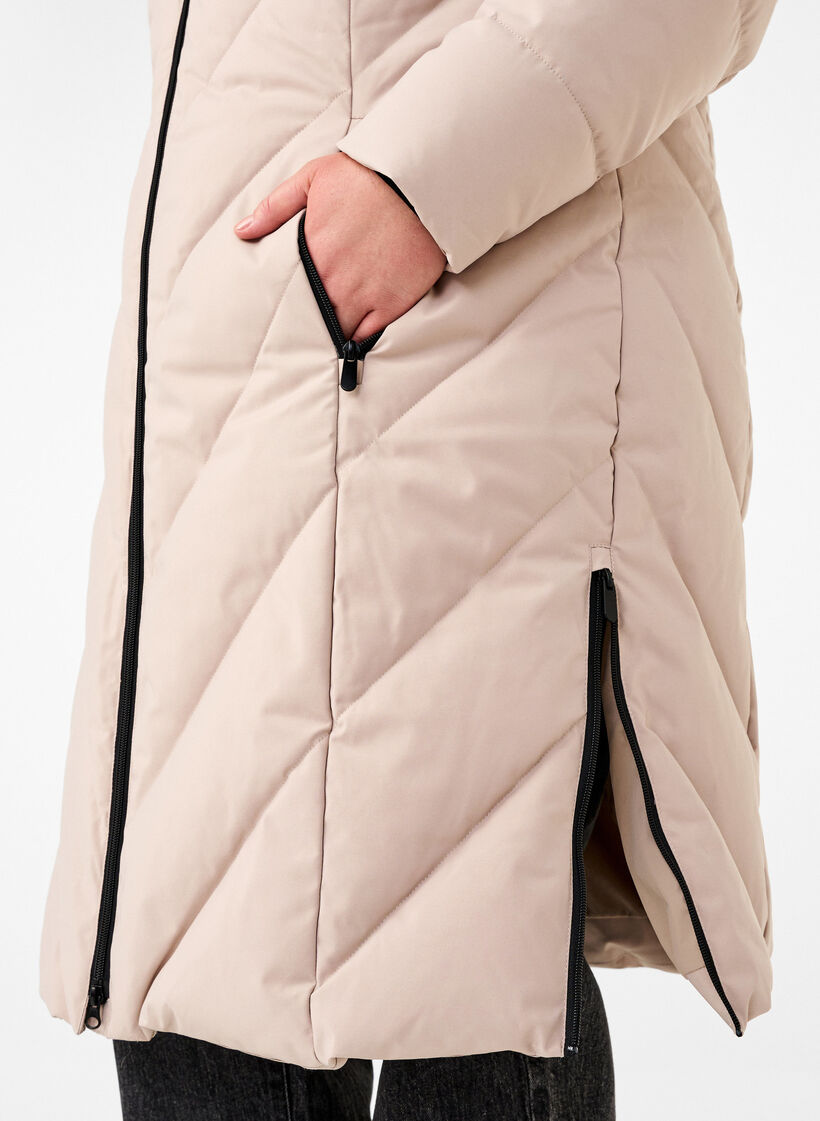 Langer Wintermantel mit Hakenverschl&uuml;ssen und Kunstfellkragen, Beige, Model