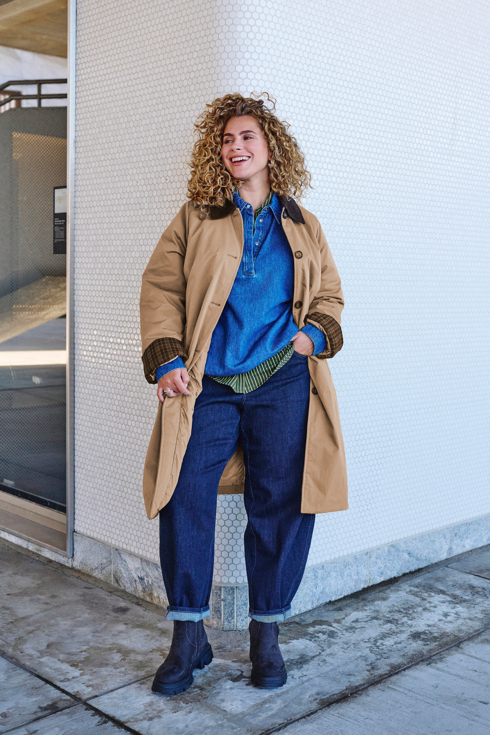 Mittellange Jacke mit Cordkragen