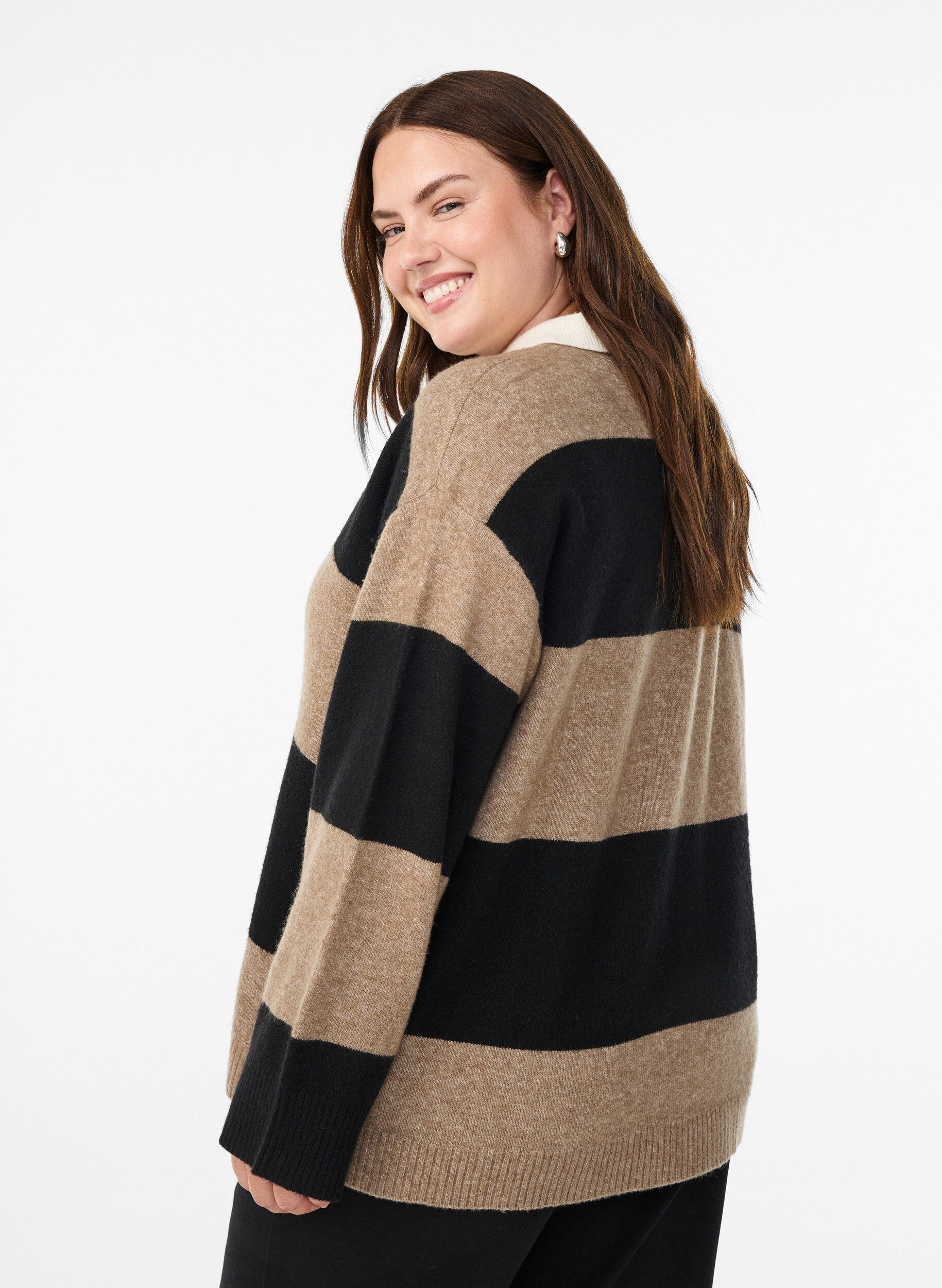 Zizzi Strickbluse mit Kragen und V-Ausschnitt, Schwarz, Model image number 2