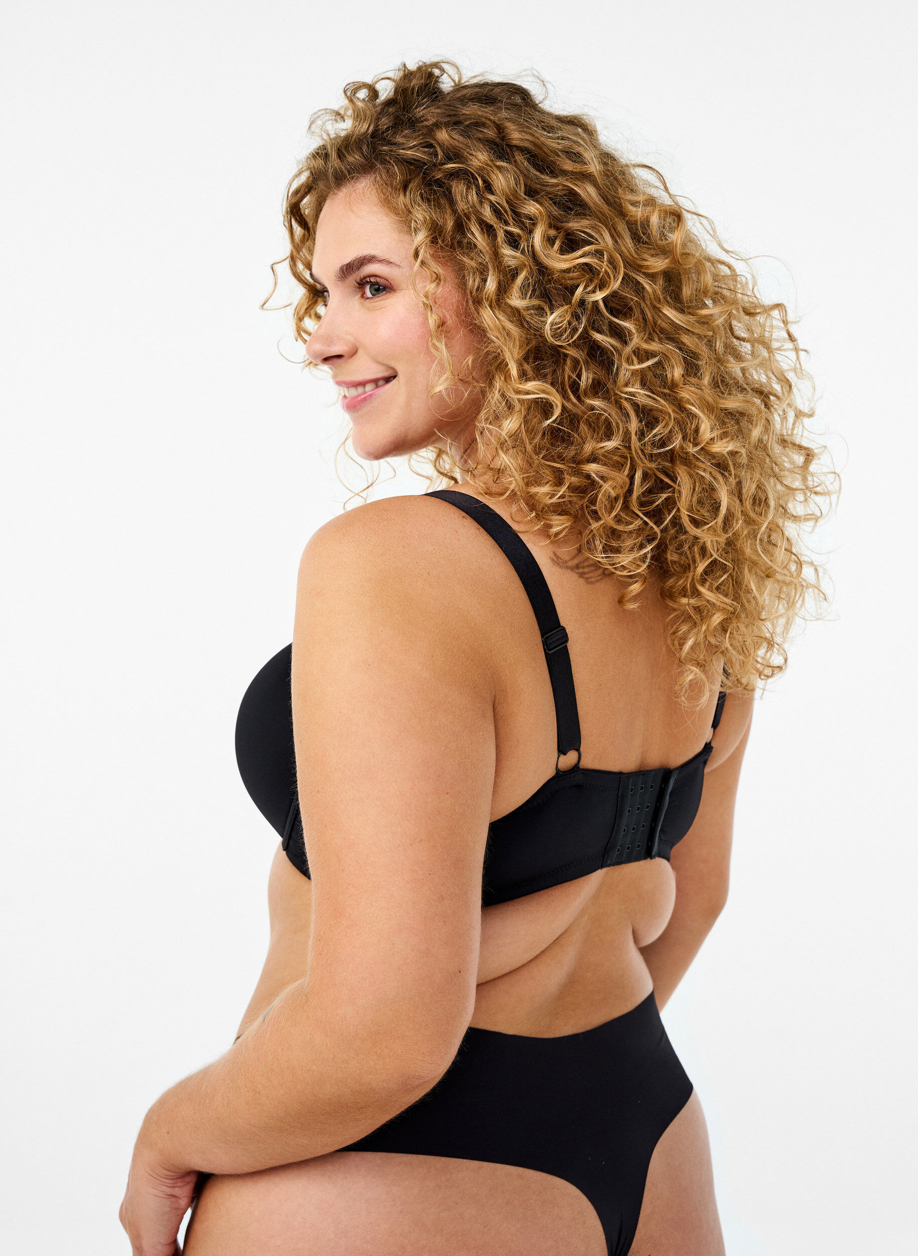 Zizzi Geformter BH mit Kreuzdetail, Schwarz, Model image number 2