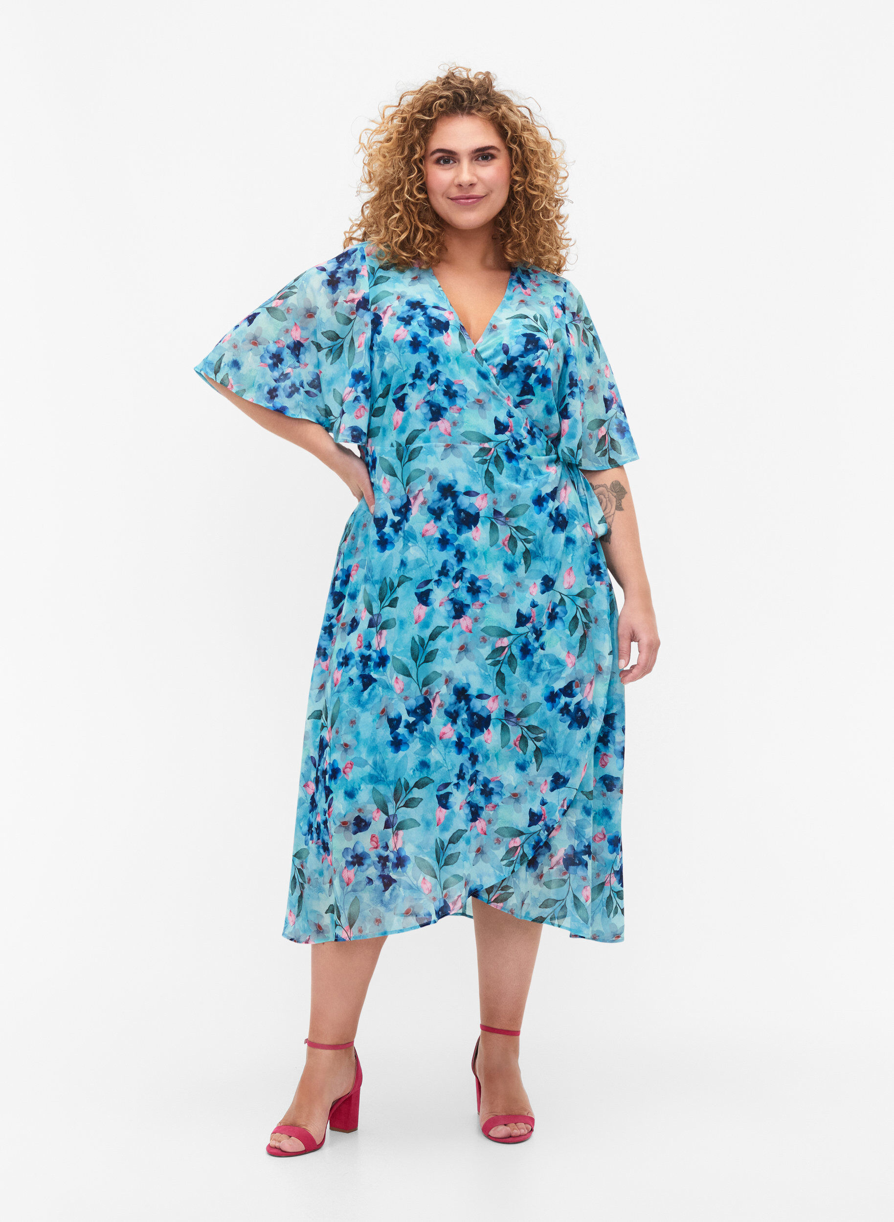 Zizzi Kurz&auml;rmeliges Wrap-Kleid mit Blumenprint, Trellis AOP, Model image number 2