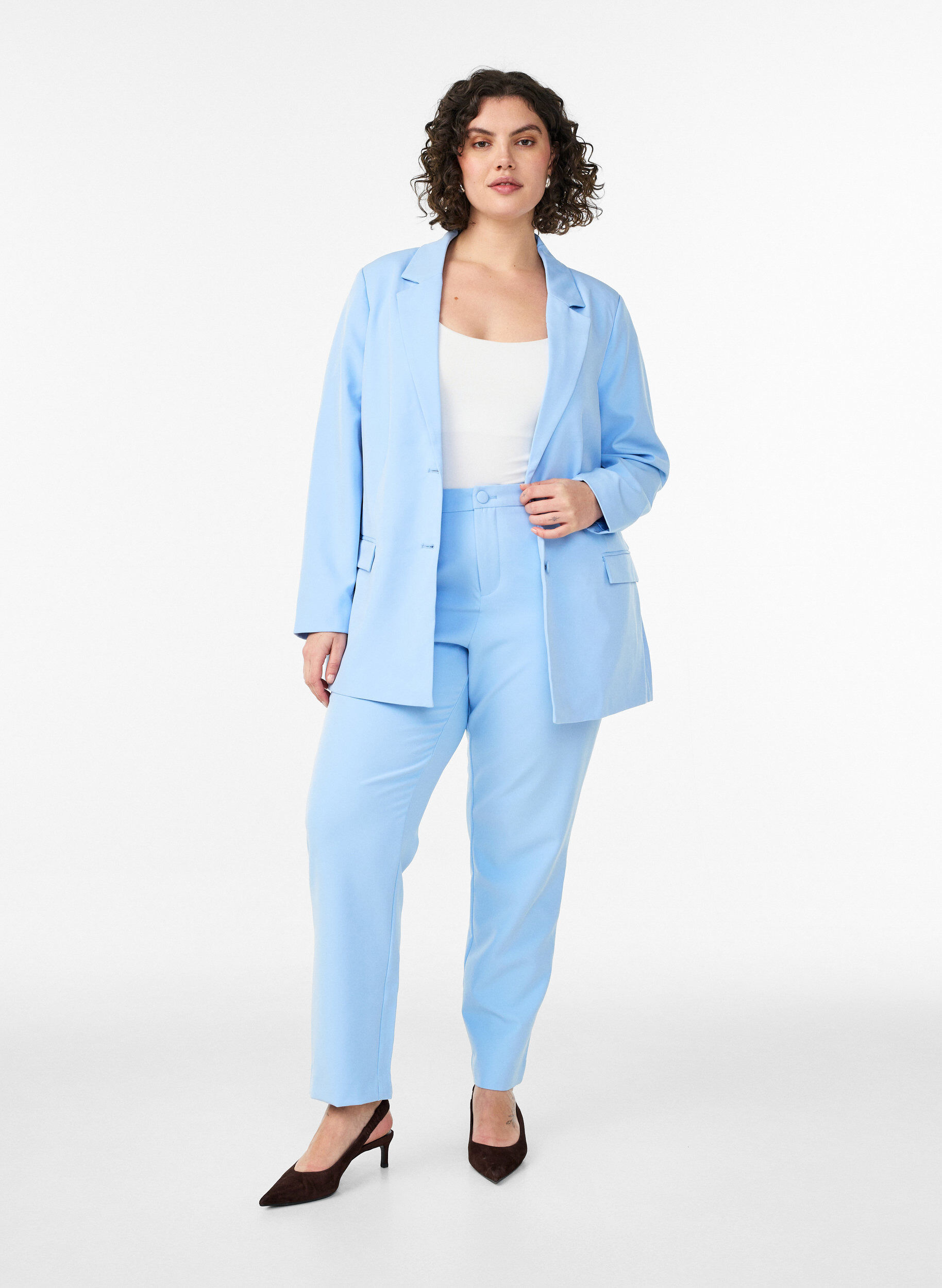 Hose mit Taschen und geraden Beinen, Blau, Model