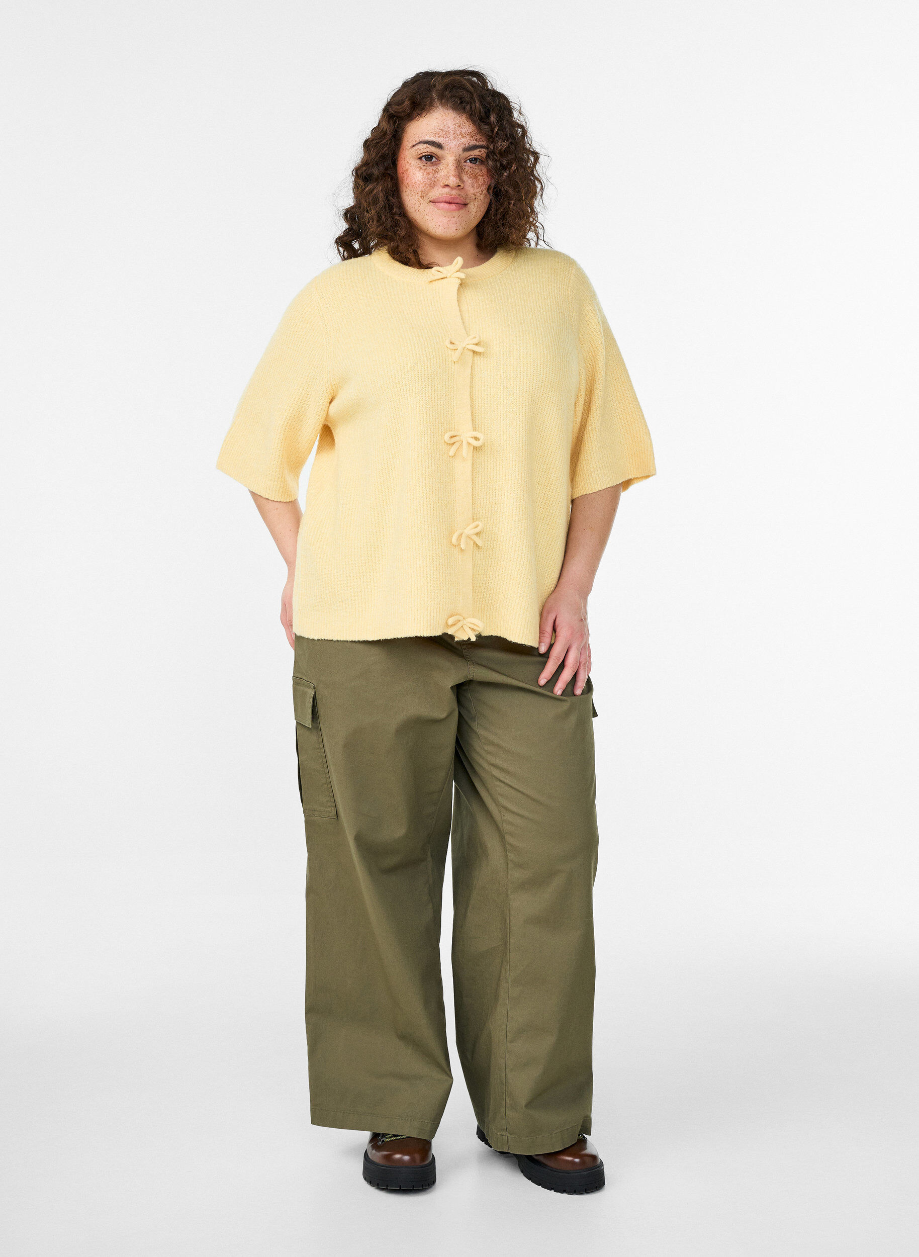 Zizzi Kurz&auml;rmelige Strickjacke mit Schleifen, Gelb, Model image number 1