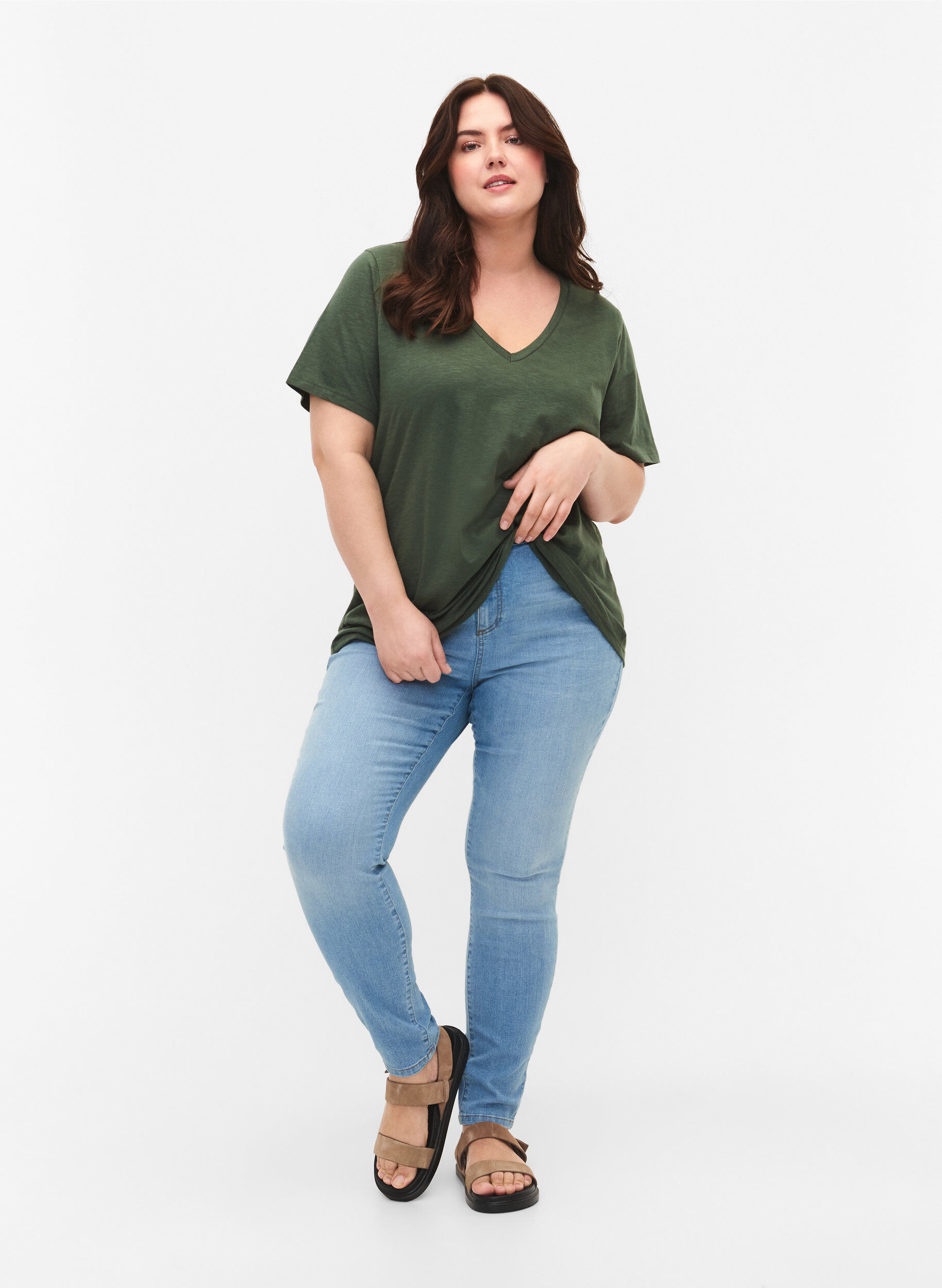 Zizzi Kurz&auml;rmeliges Basic T-Shirt mit V-Ausschnitt, Gr&uuml;n, Model image number 1