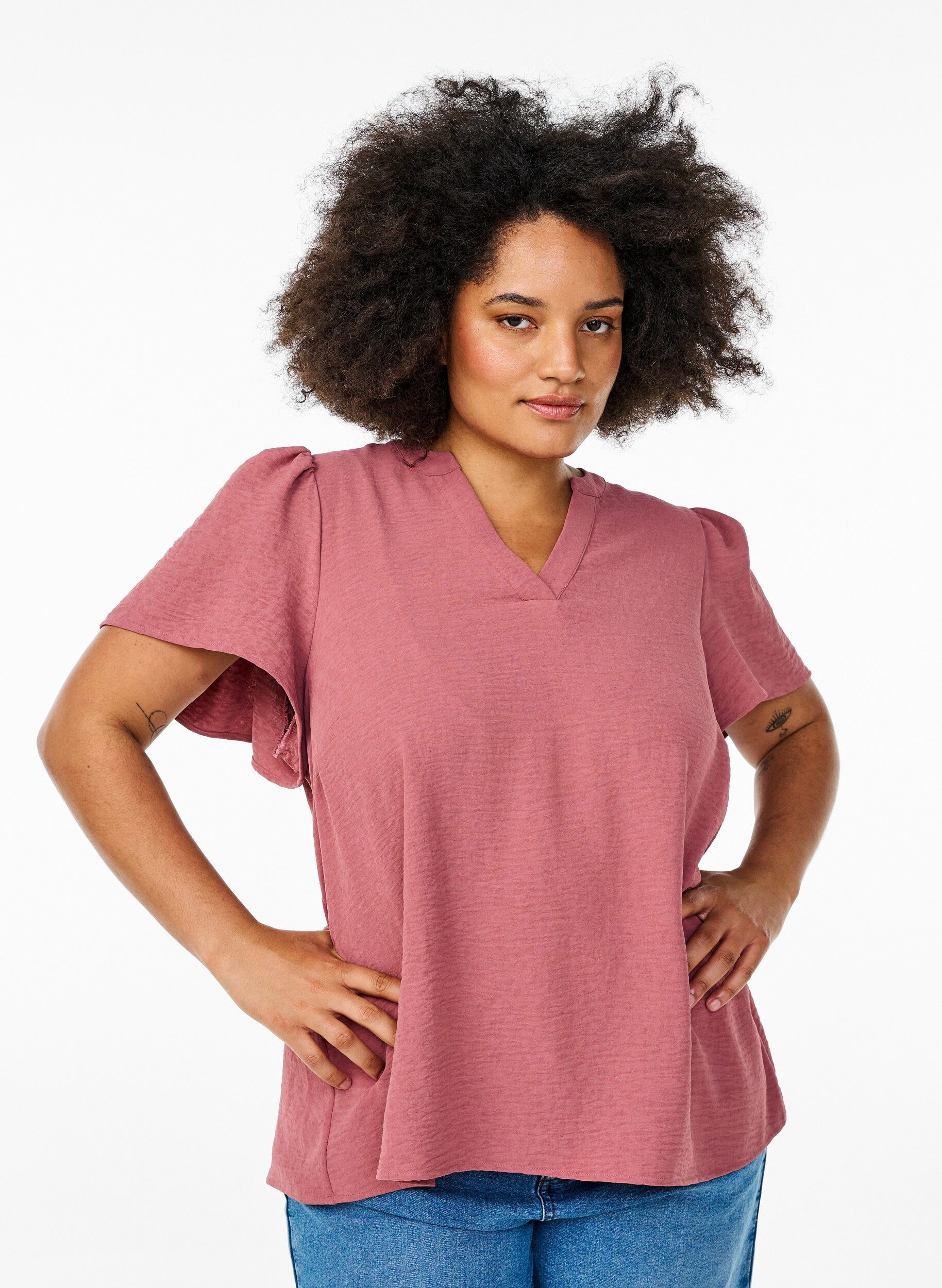 Bluse mit kurzen R&uuml;schen&auml;rmeln und V-Ausschnitt, Rot, Model
