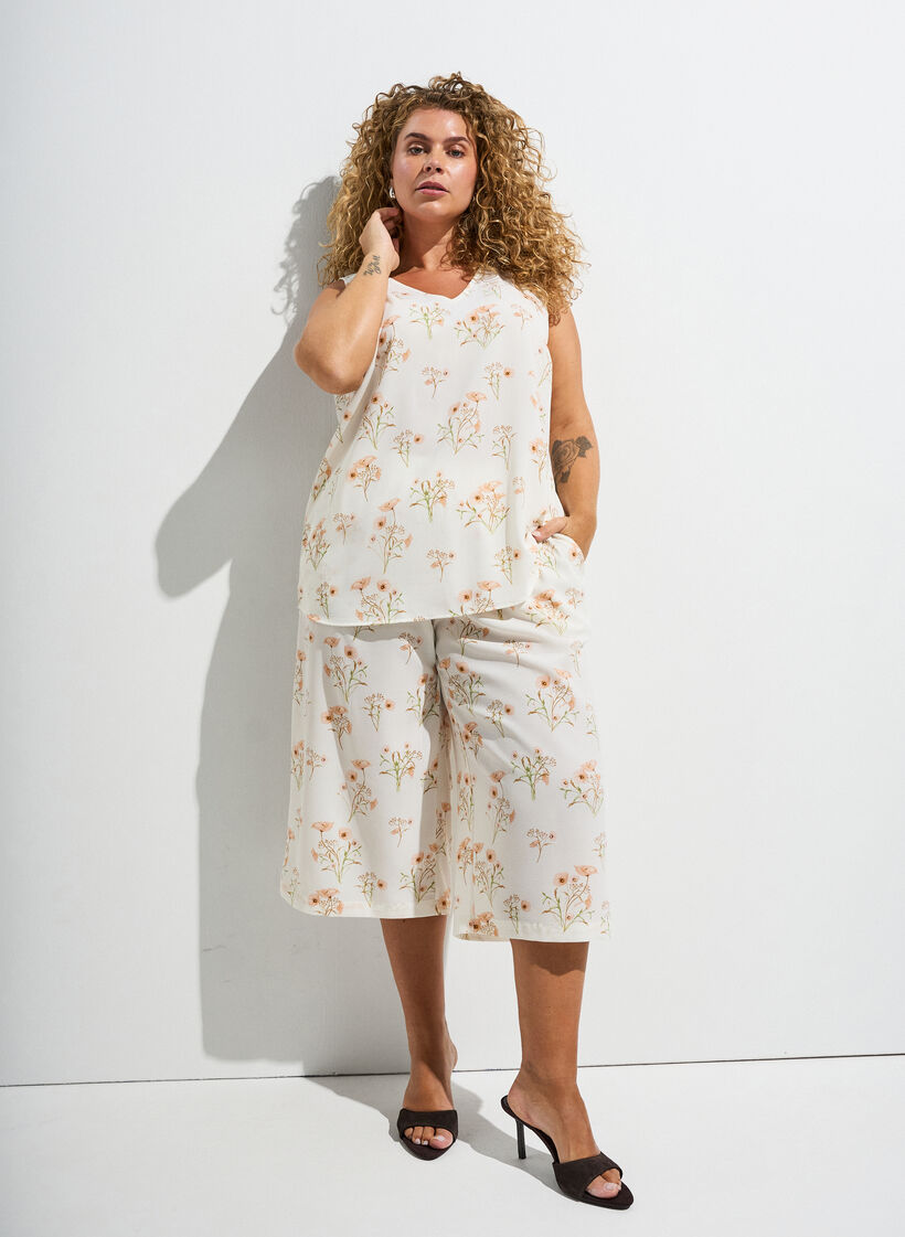 Sanfter floraler Traum in Creme, , Model