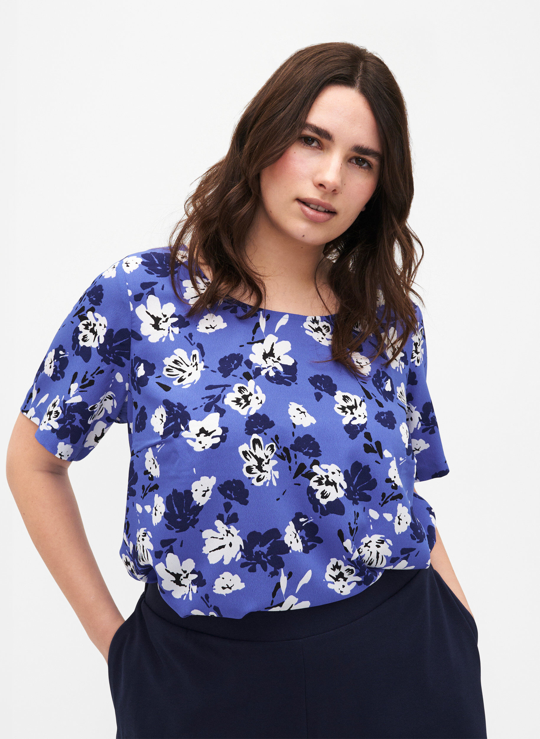 Zizzi FLASH &ndash; Kurz&auml;rmelige Bluse mit Print, Amparo Blue Flower, Model image number 0