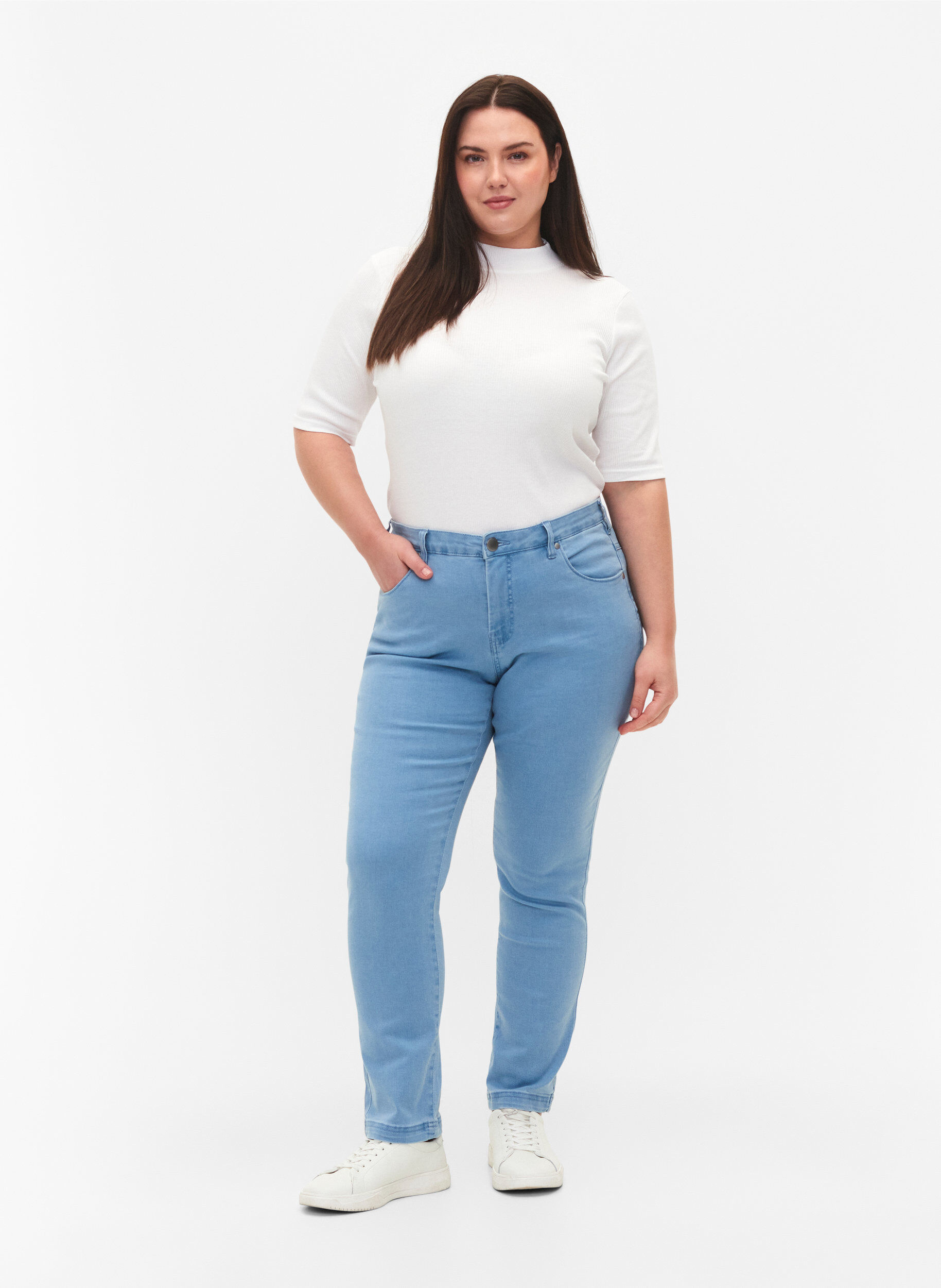 Slim Fit Emily Jeans mit normaler Taillenh&ouml;he, Blau, Model