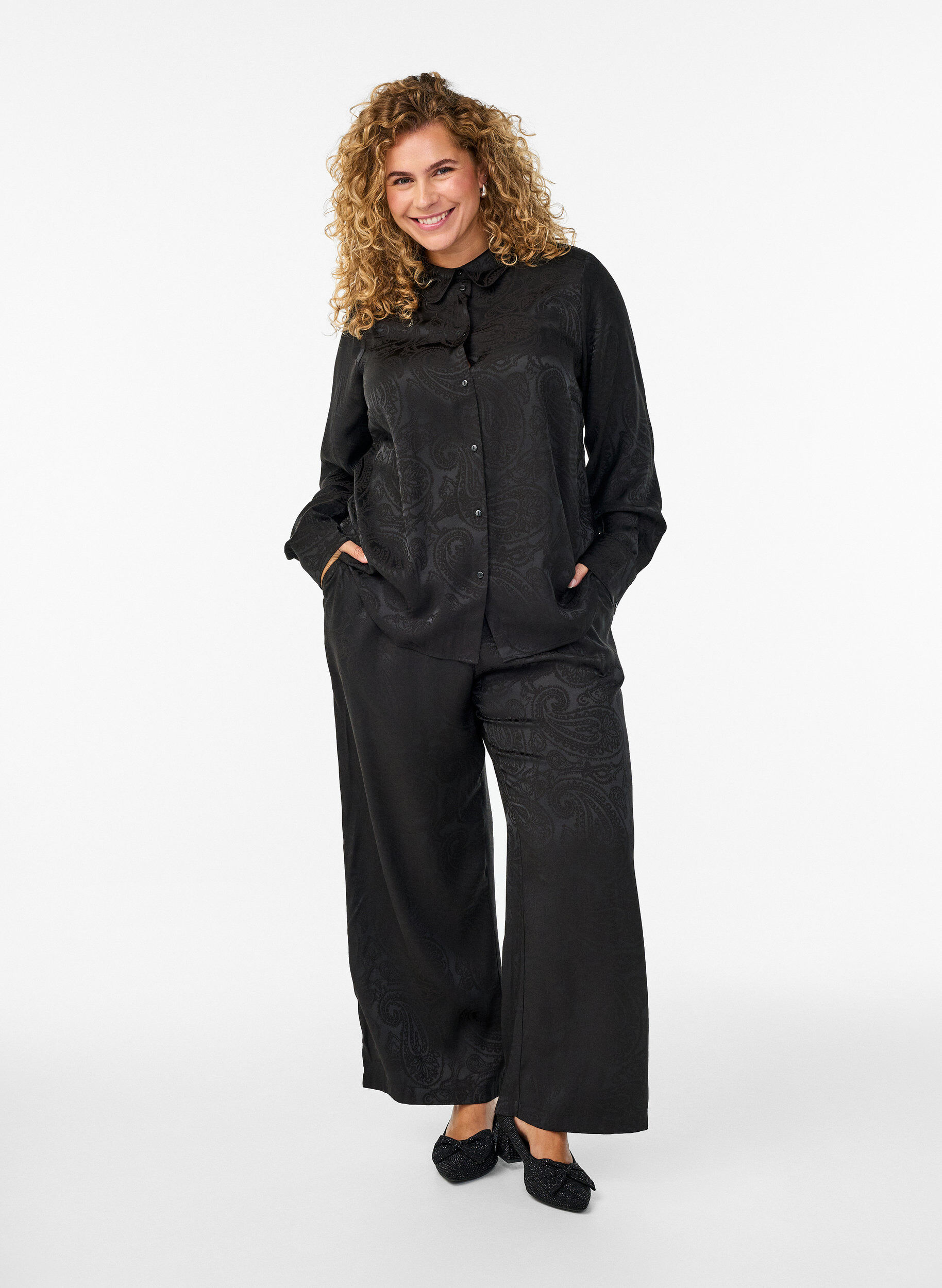 Zizzi Bluse mit Ton-in-Ton Paisleymuster, Schwarz, Model image number 1