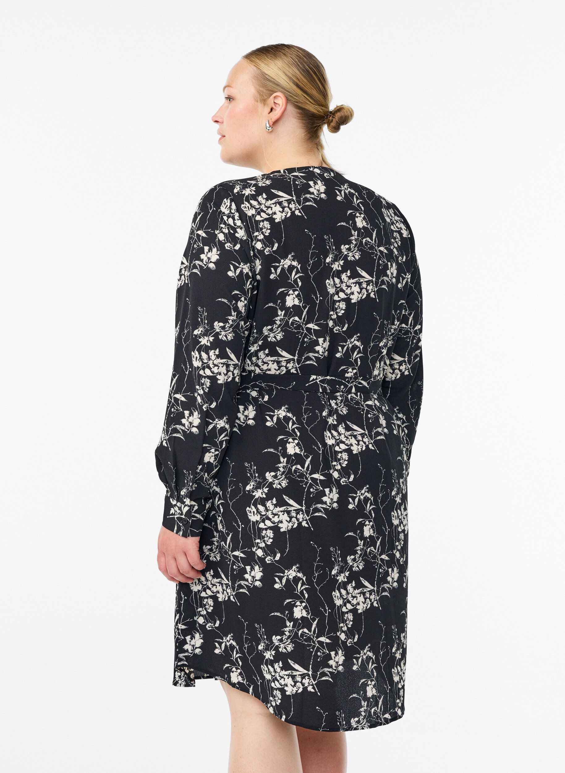 Zizzi Lang&auml;rmliges Hemdblusenkleid mit Bindeg&uuml;rtel, Schwarz, Model image number 2
