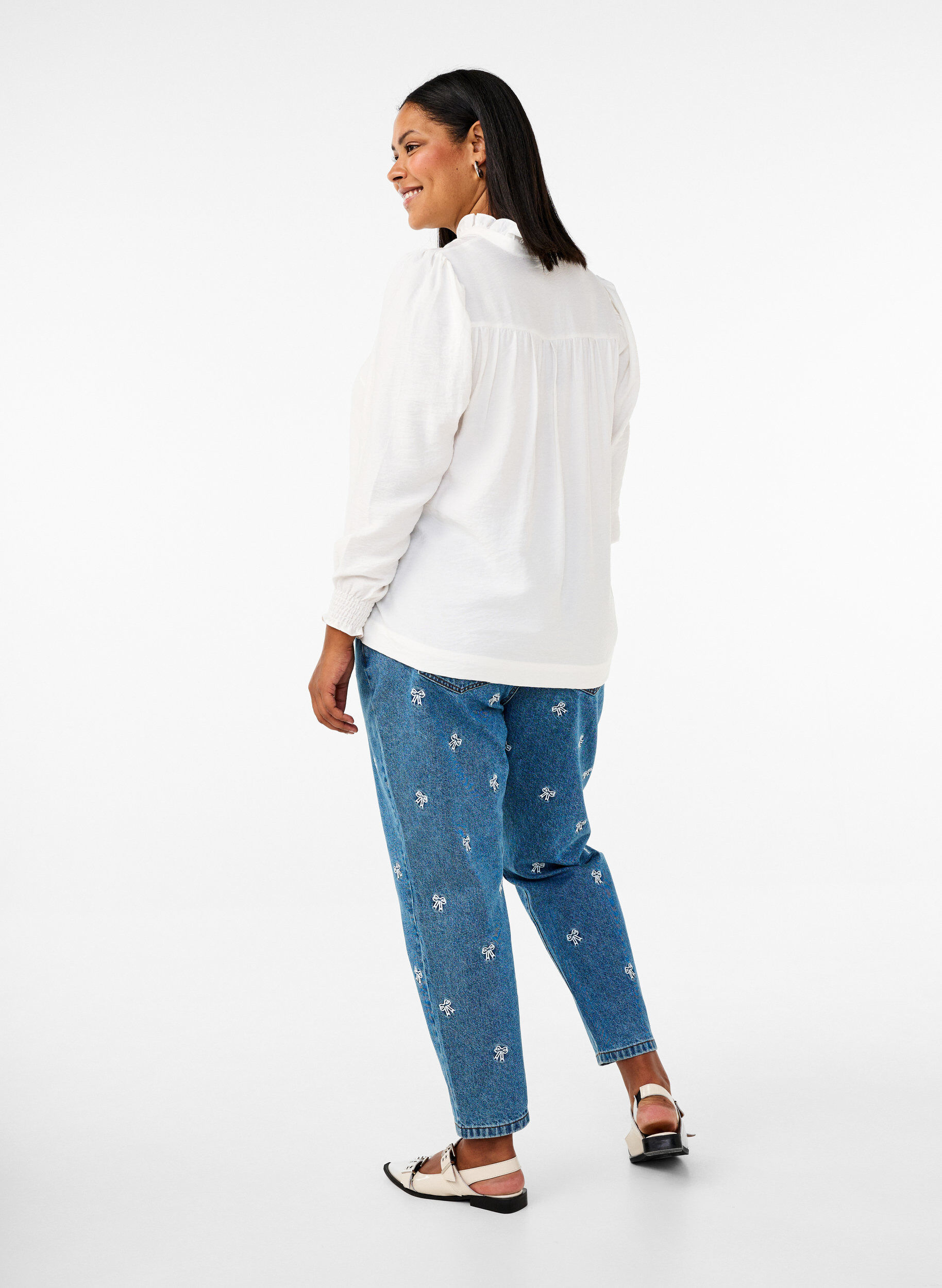 Zizzi Mille Mom Fit Jeans mit Stickerei, Blau, Model image number 1