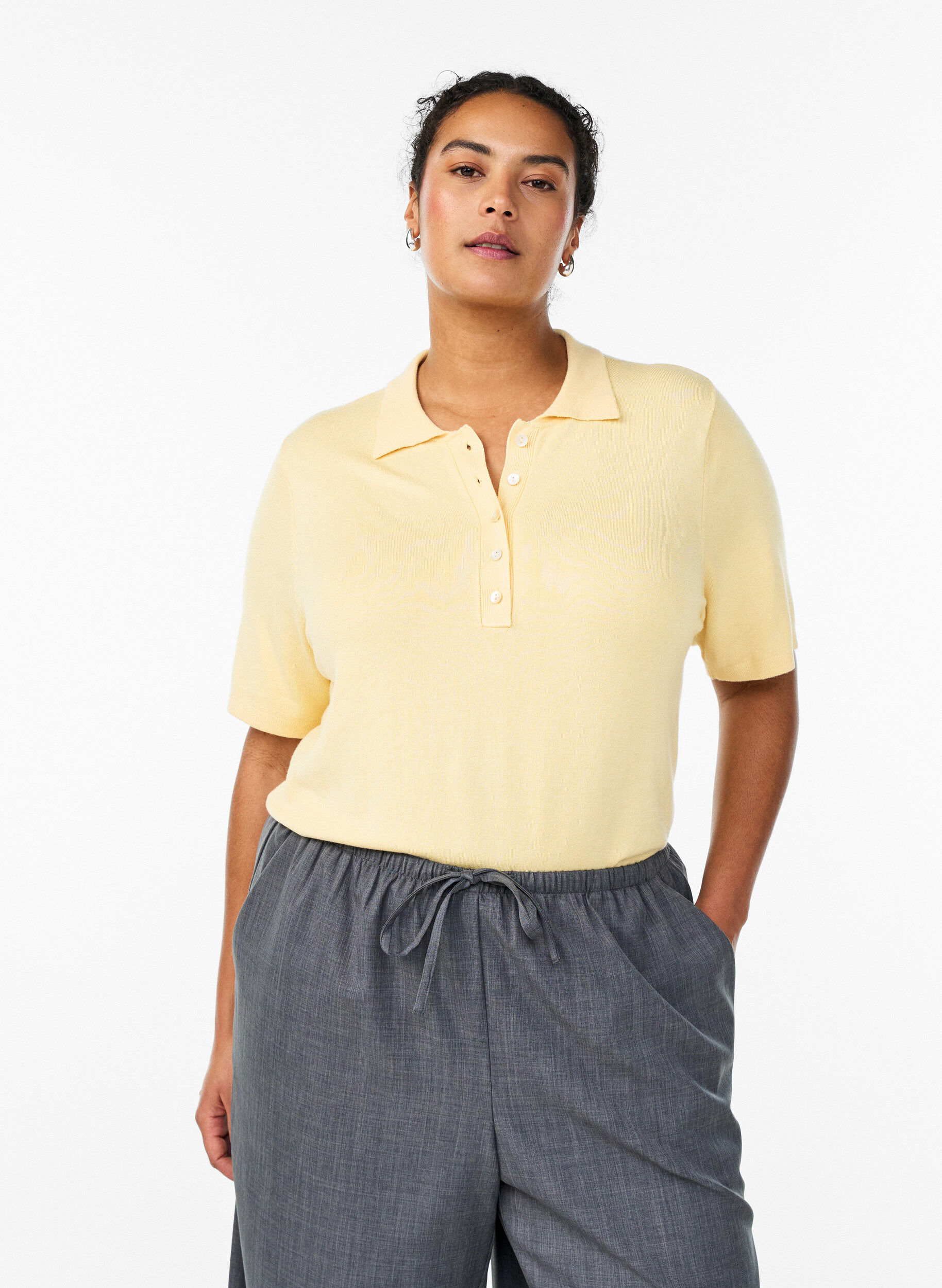Feinstrick-Poloshirt mit kurzen &Auml;rmeln, Gelb, Model