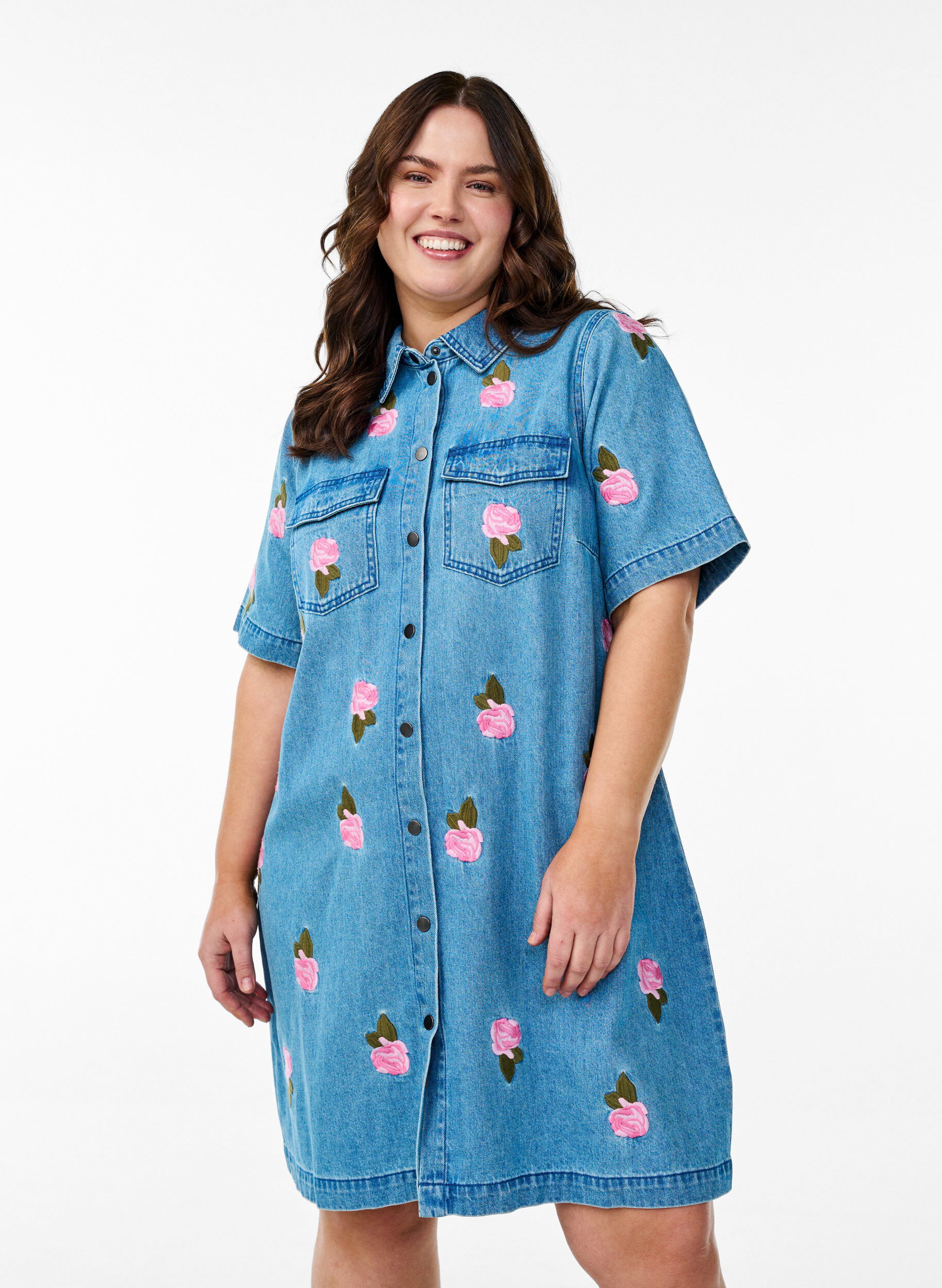 Zizzi Kurzes Jeanskleid mit gestickten Blumen, LBD w. Flower, Model image number 0