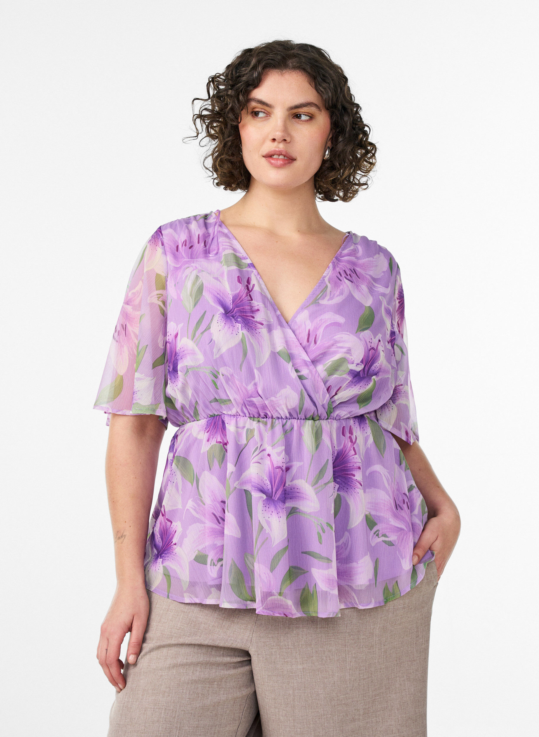 Gebl&uuml;mte Chiffonbluse mit kurzen &Auml;rmeln, lila, Model