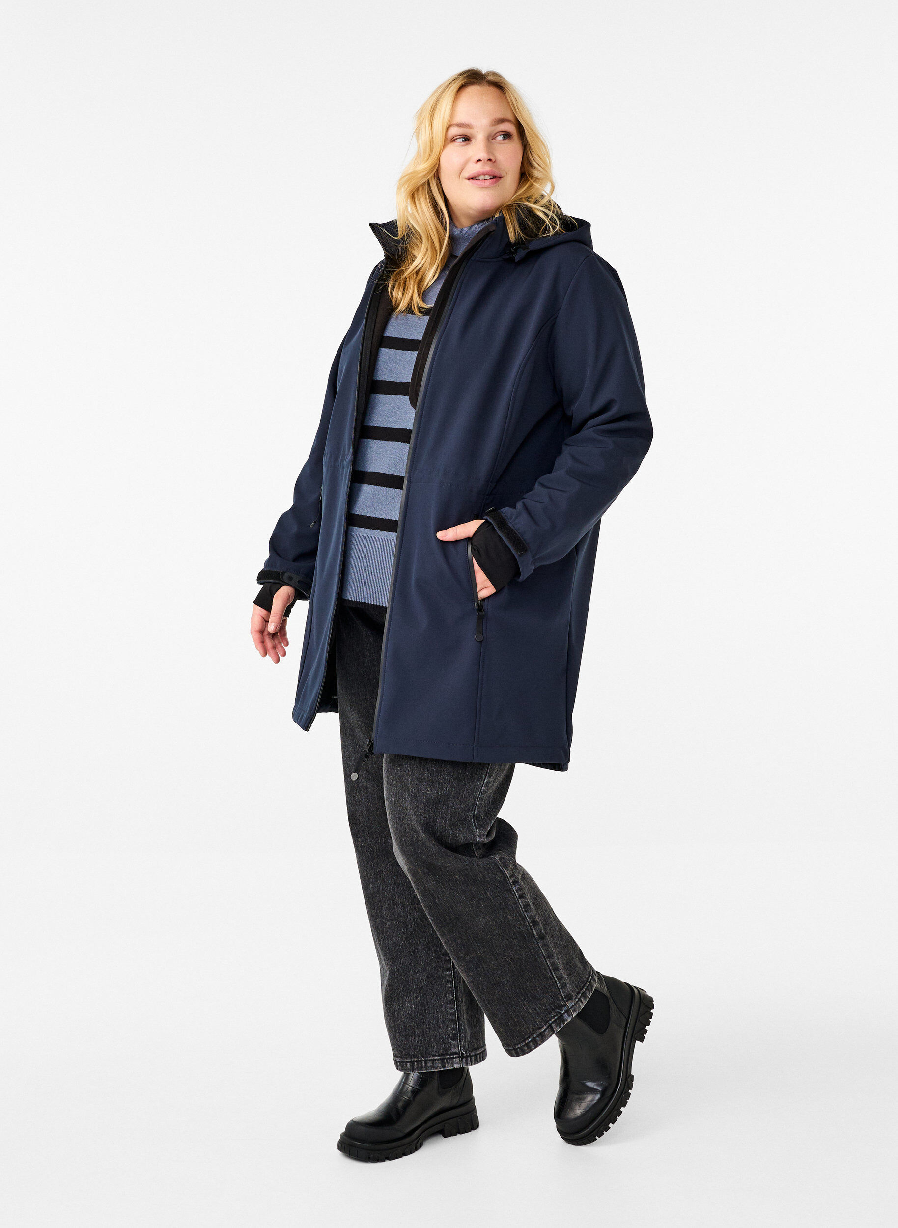 Zizzi Softshell-Jacke mit abnehmbarer Kapuze, Blau, Model image number 1